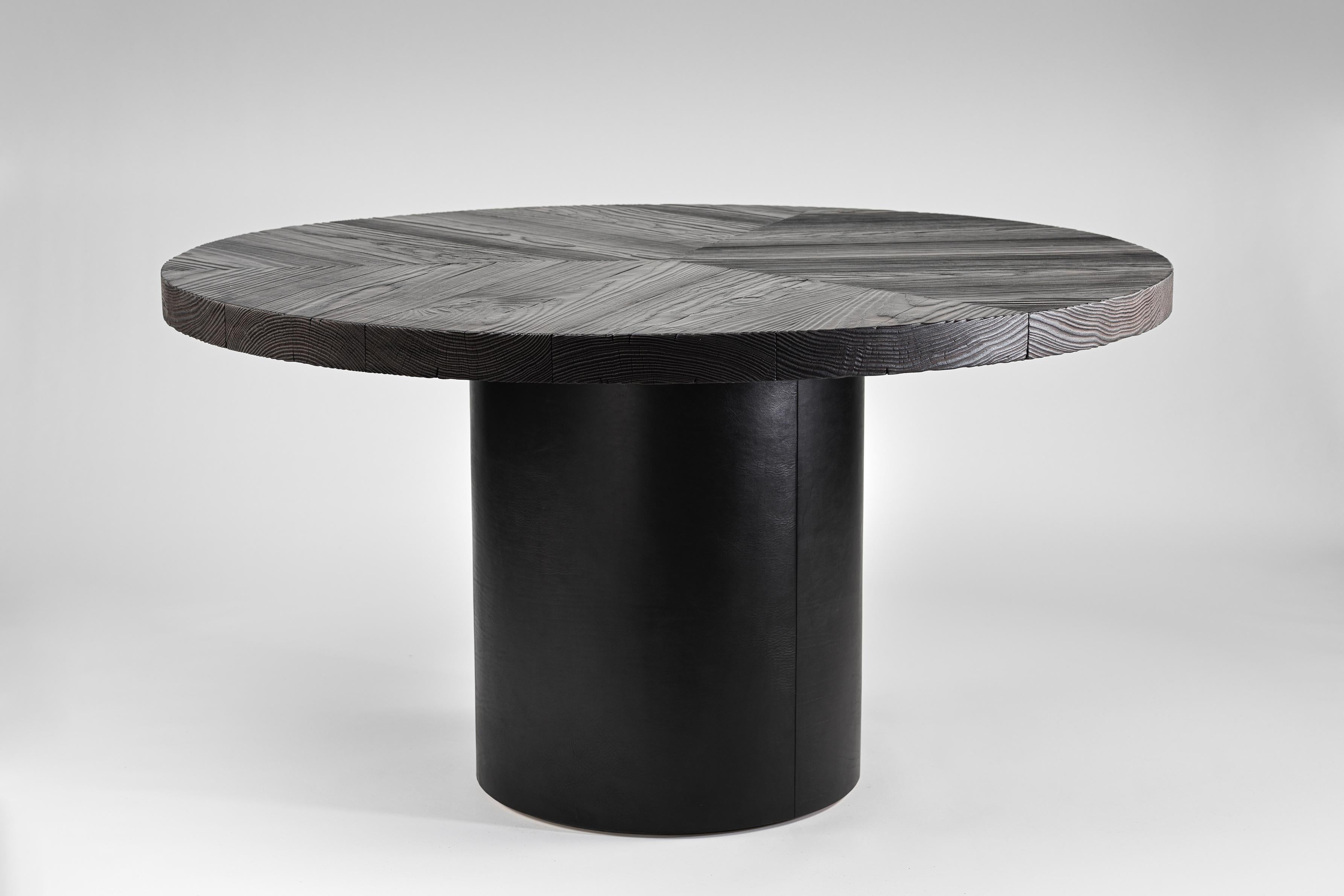 The Norma Table is obtained through extensive research into the properties of Yellow Pine. The table top consists of three pieces. The wood grain of every piece is directed towards the centre of the table. This ensures that the side of the table top
