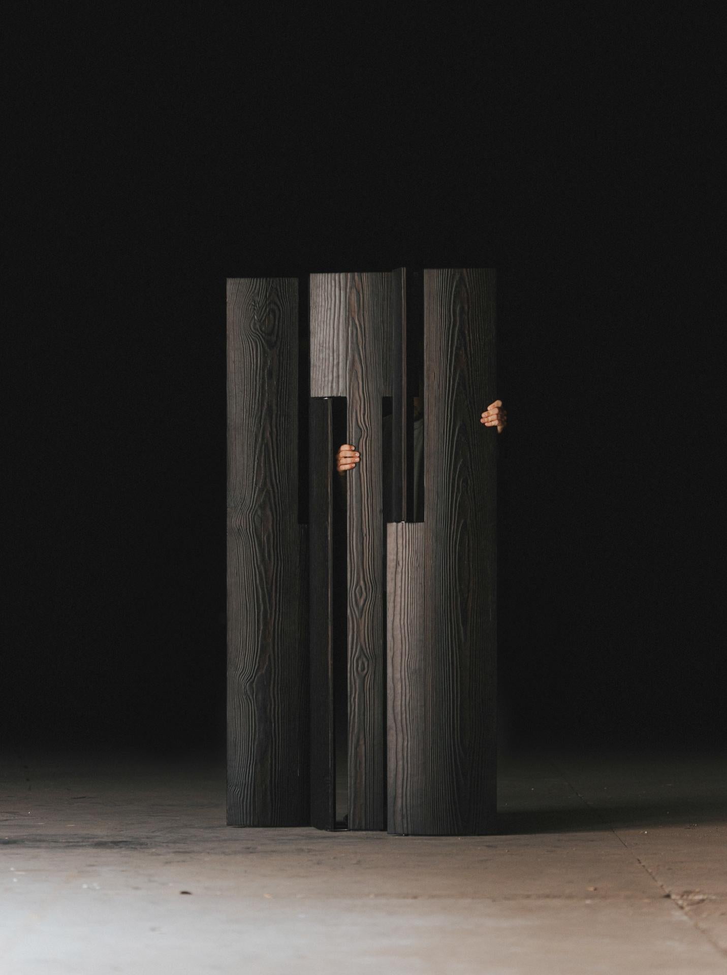 La table Norma est obtenue grâce à des recherches approfondies sur les propriétés du pin jaune. Le plateau de la table est composé de trois pièces. Le grain du bois de chaque pièce est dirigé vers le centre de la table. Cela permet de s'assurer que