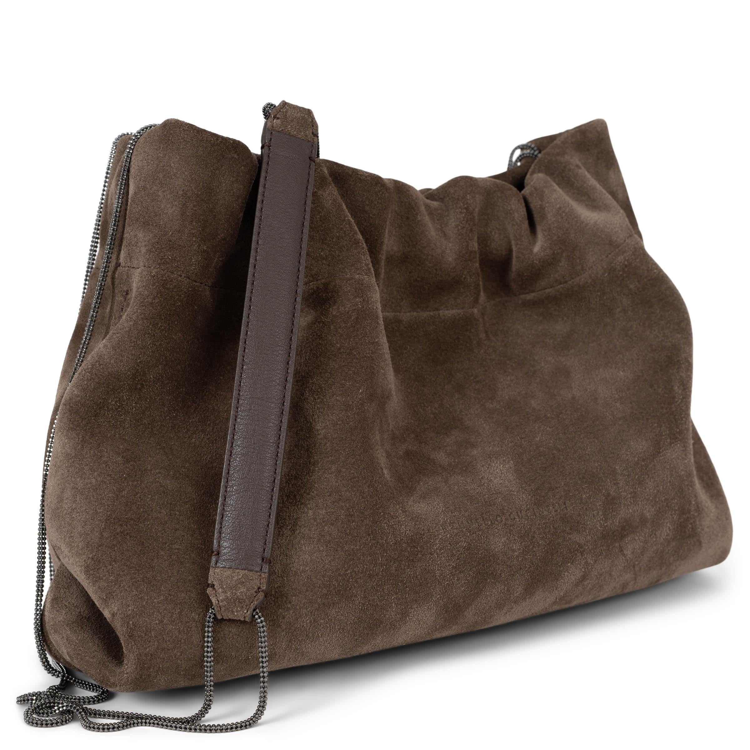 Diese 100% authentische Brunello Cucinelli Softy Schultertasche aus dunklem taupefarbenem Wildleder verkörpert mit ihrer weich strukturierten, von der Tasche inspirierten Silhouette mühelose Eleganz. Sie hängt an einem Crossbody-Riemen aus einer mit