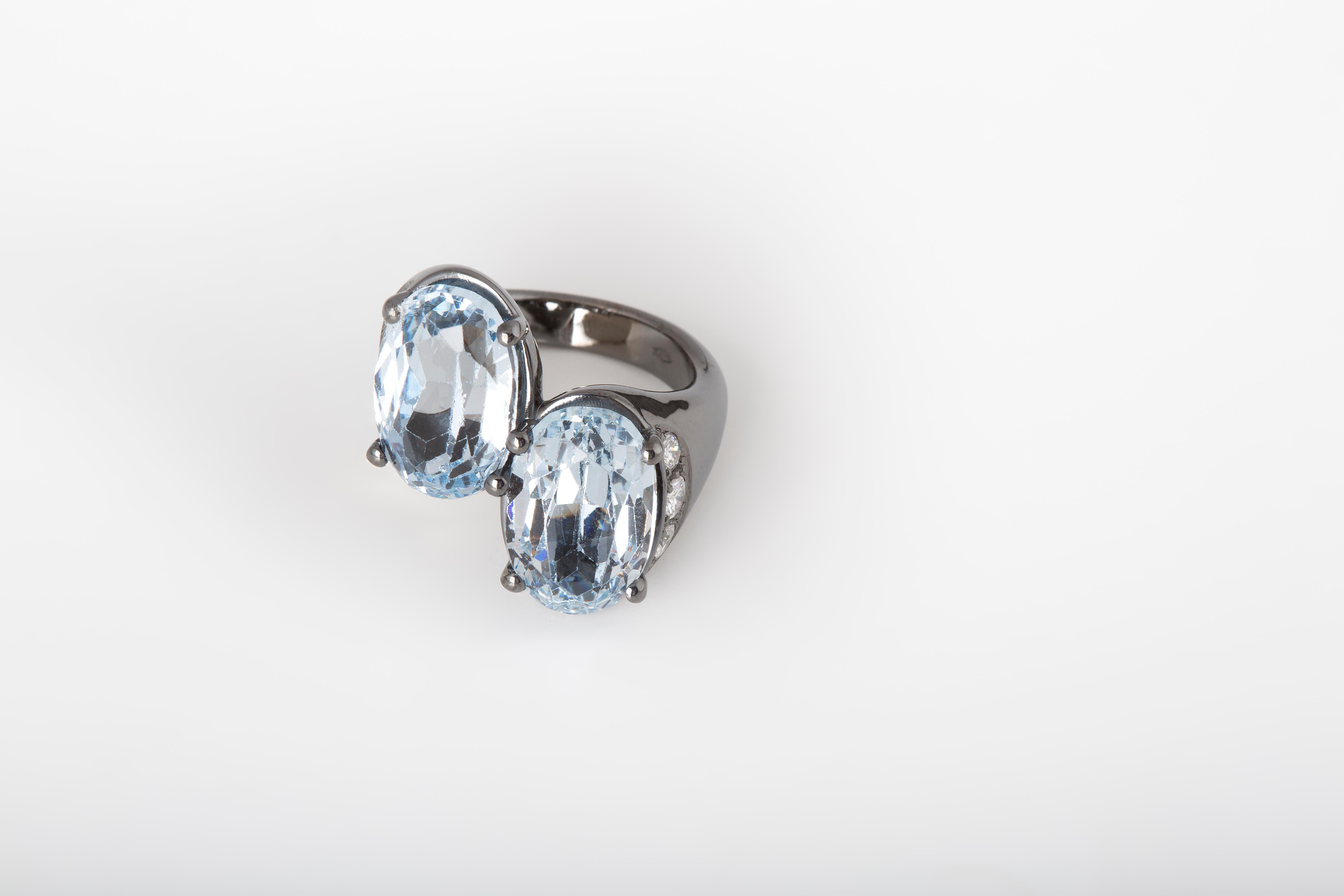 Burnished 18 Karat White Gold White Diamonds Blue Topaz Design Cocktail Ring For Sale 4