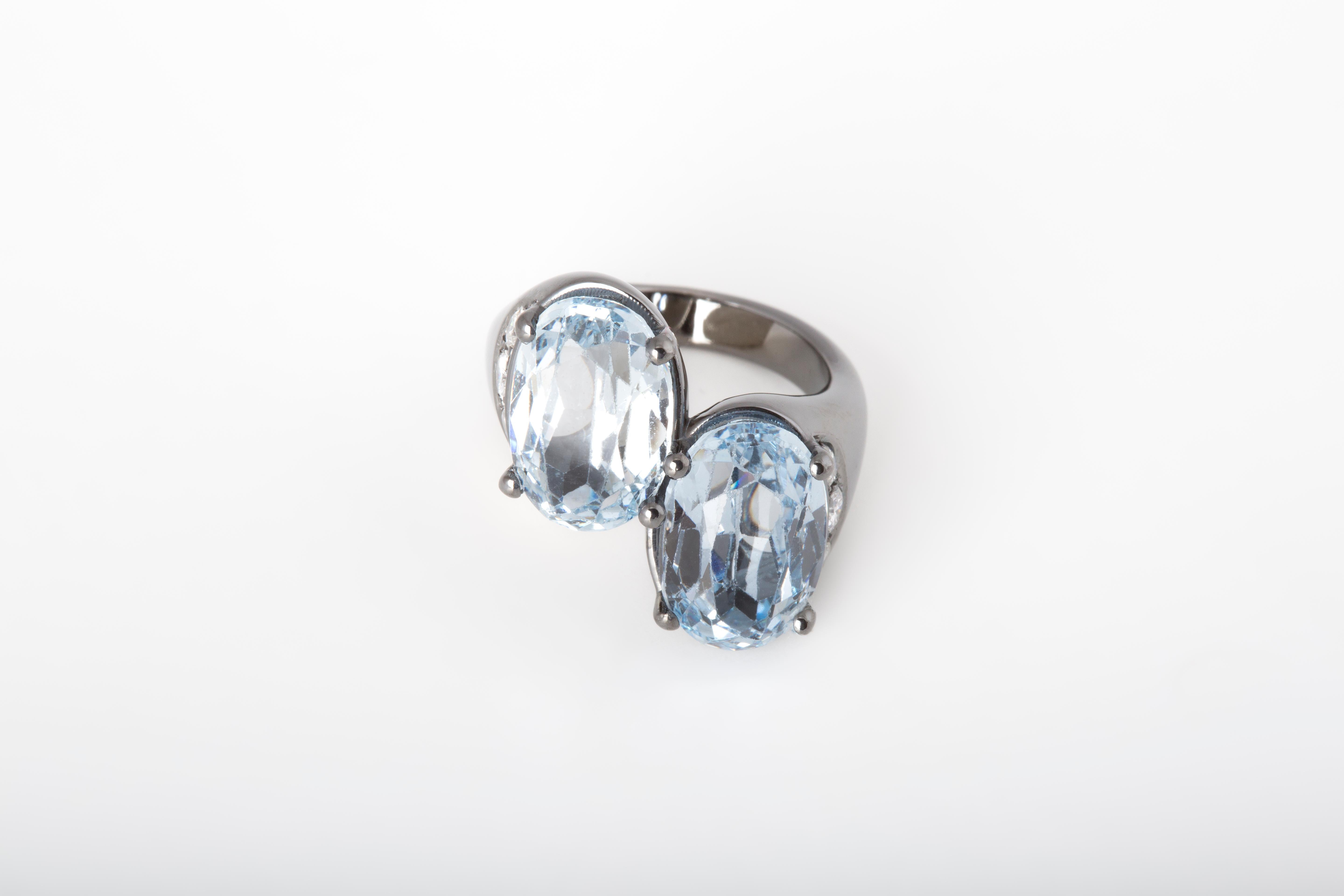 Contemporary Burnished 18 Karat White Gold White Diamonds Blue Topaz Design Cocktail Ring For Sale