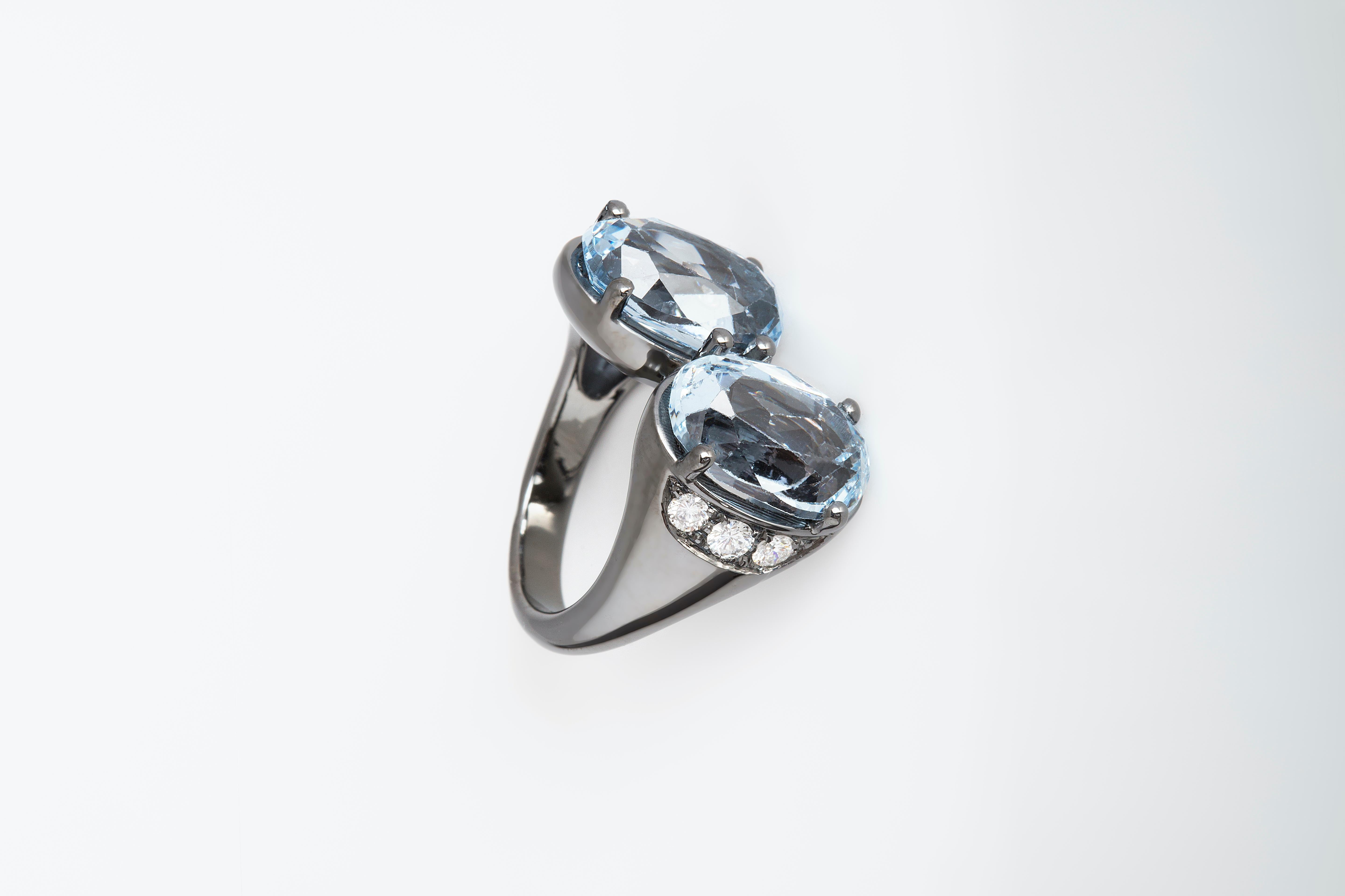 Burnished 18 Karat White Gold White Diamonds Blue Topaz Design Cocktail Ring For Sale 1