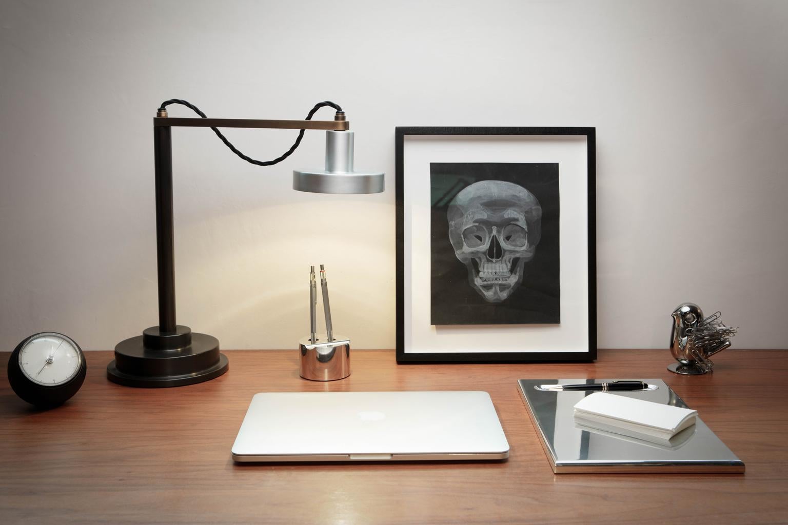 Postmoderne Lampe de bureau en forme de pampille en aluminium bruni avec base en acier et bras en laiton en vente