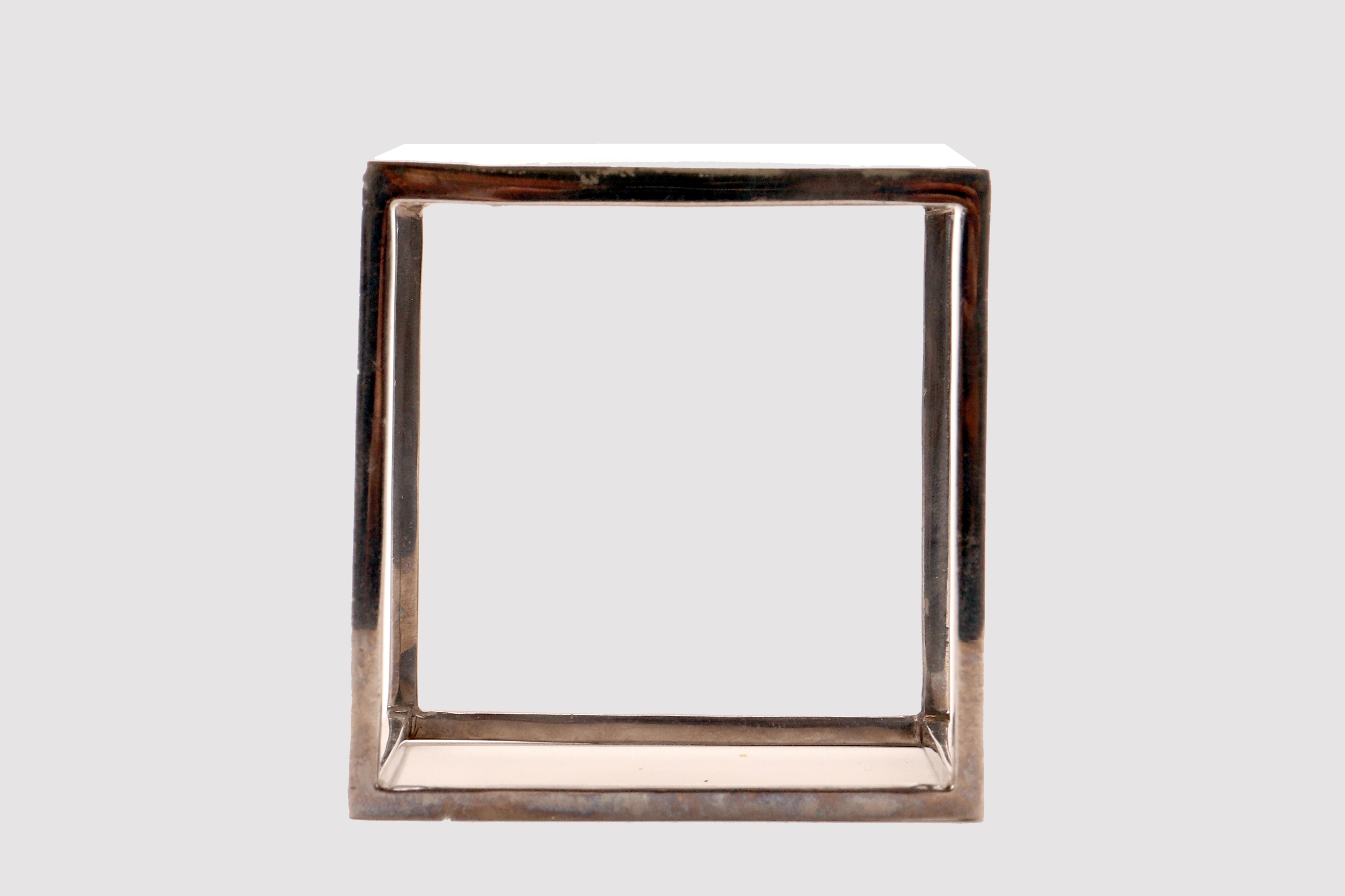 Prototype d'un bracelet de forme cubique en laiton bruni. L'une des faces du solide est une plaque de laiton bruni de forme carrée ; les cinq autres faces sont vides. Conçu par Stefania Bosio pour Ornamenta. Italie, 2000.