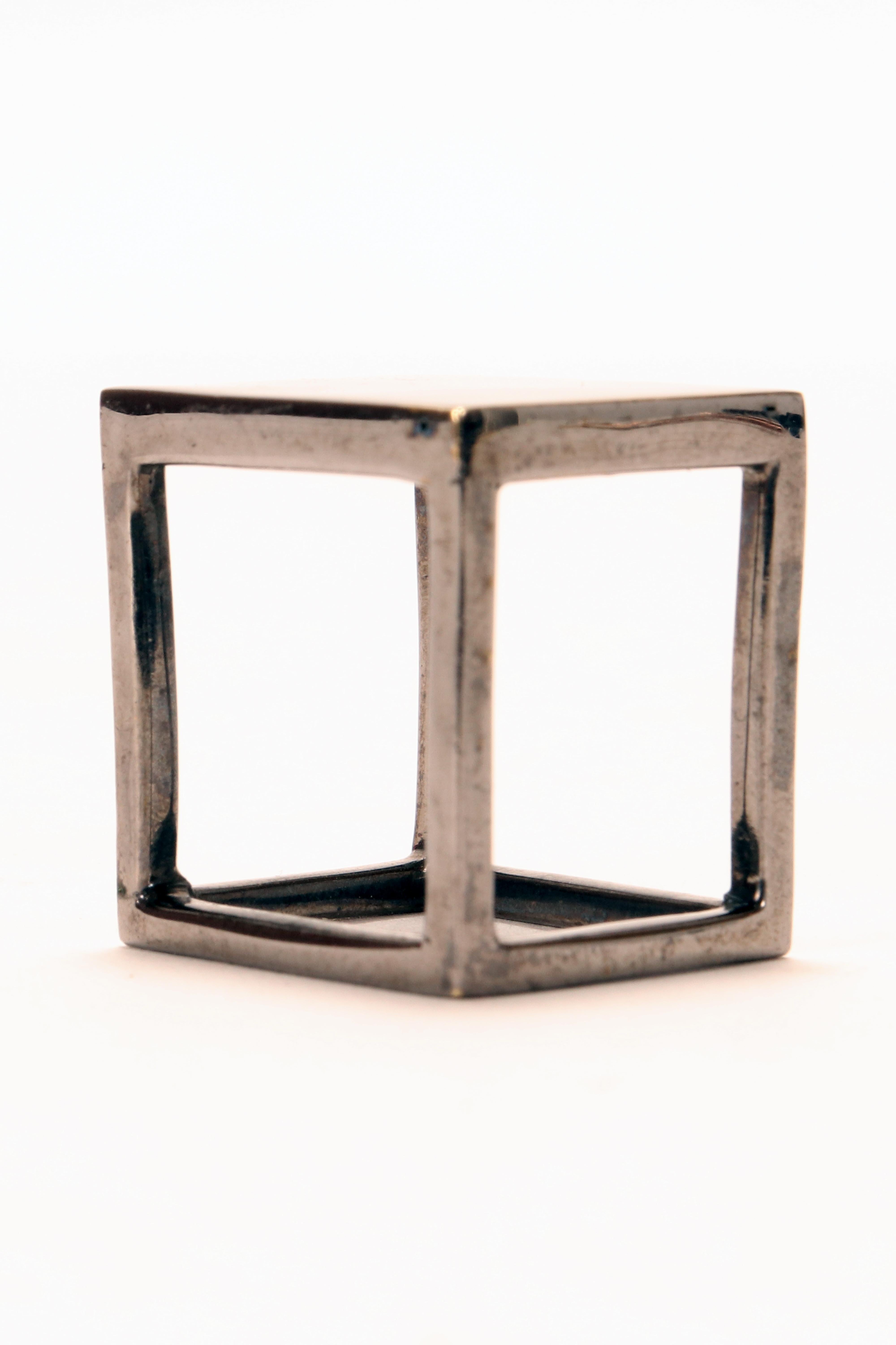italien Burnished brass cubic ring. By Stefania Bosio for Ornamenta. Italy, 2000. en vente