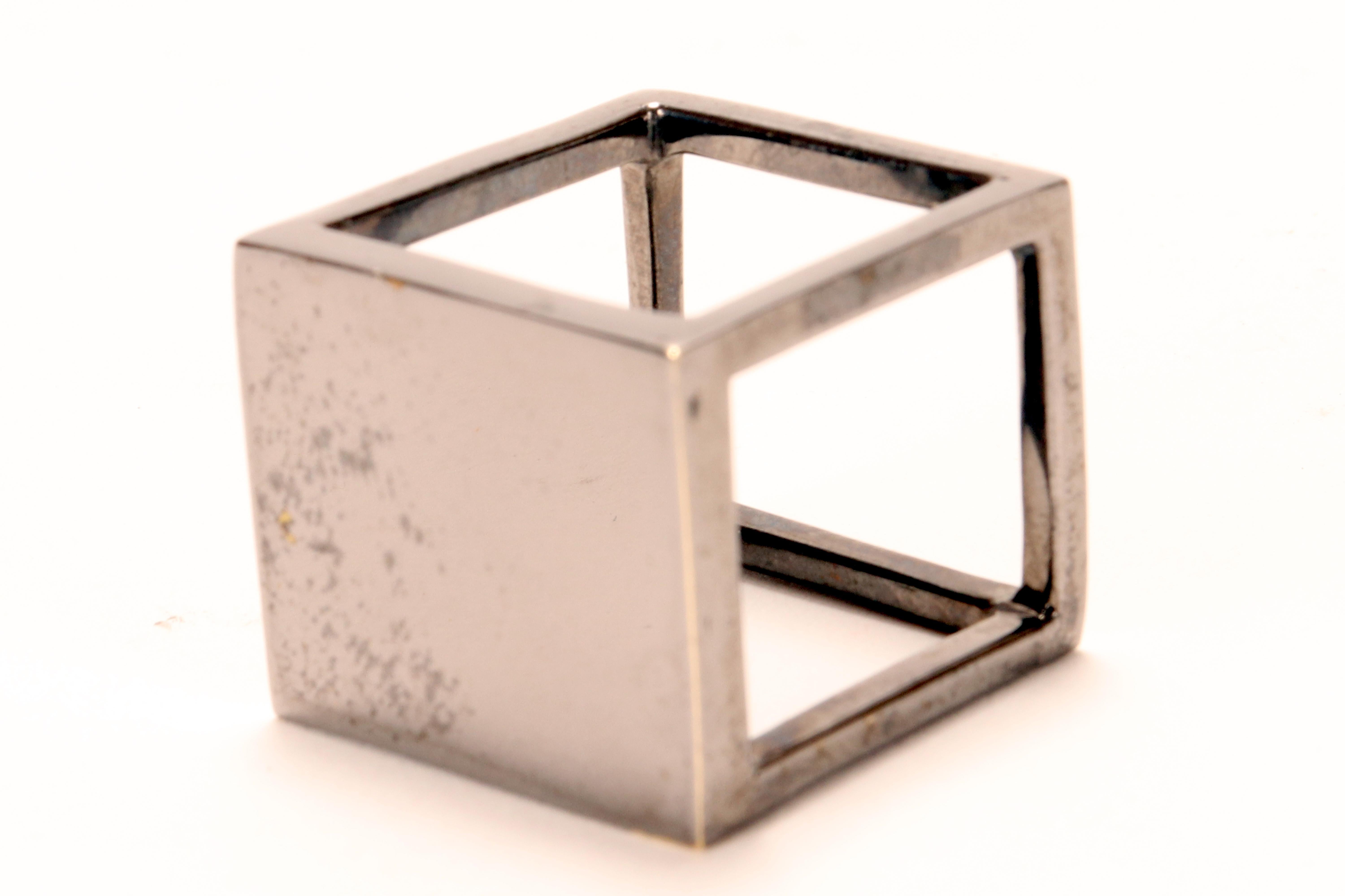 Laiton Burnished brass cubic ring. By Stefania Bosio for Ornamenta. Italy, 2000. en vente