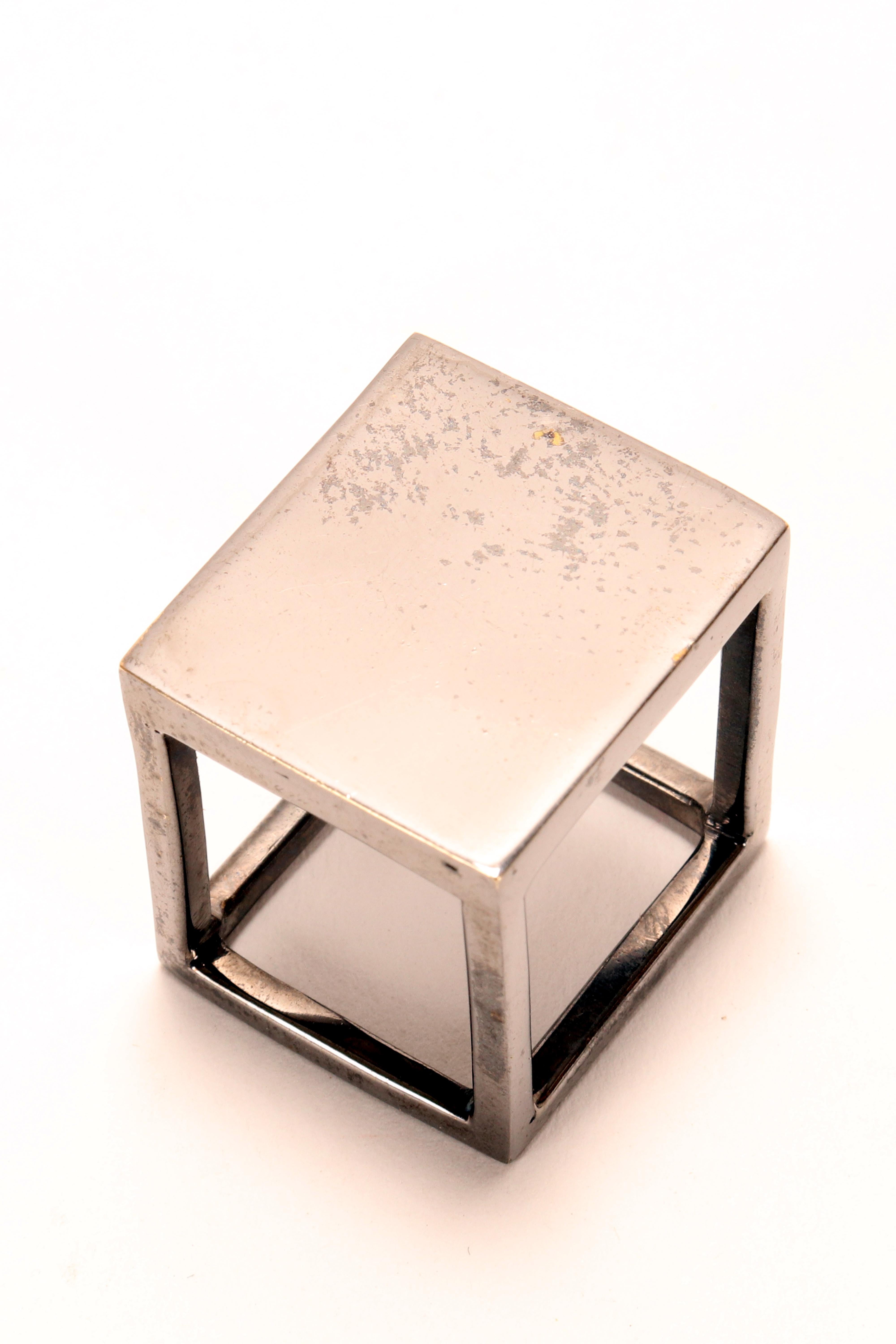 Burnished brass cubic ring. By Stefania Bosio for Ornamenta. Italy, 2000. en vente 3