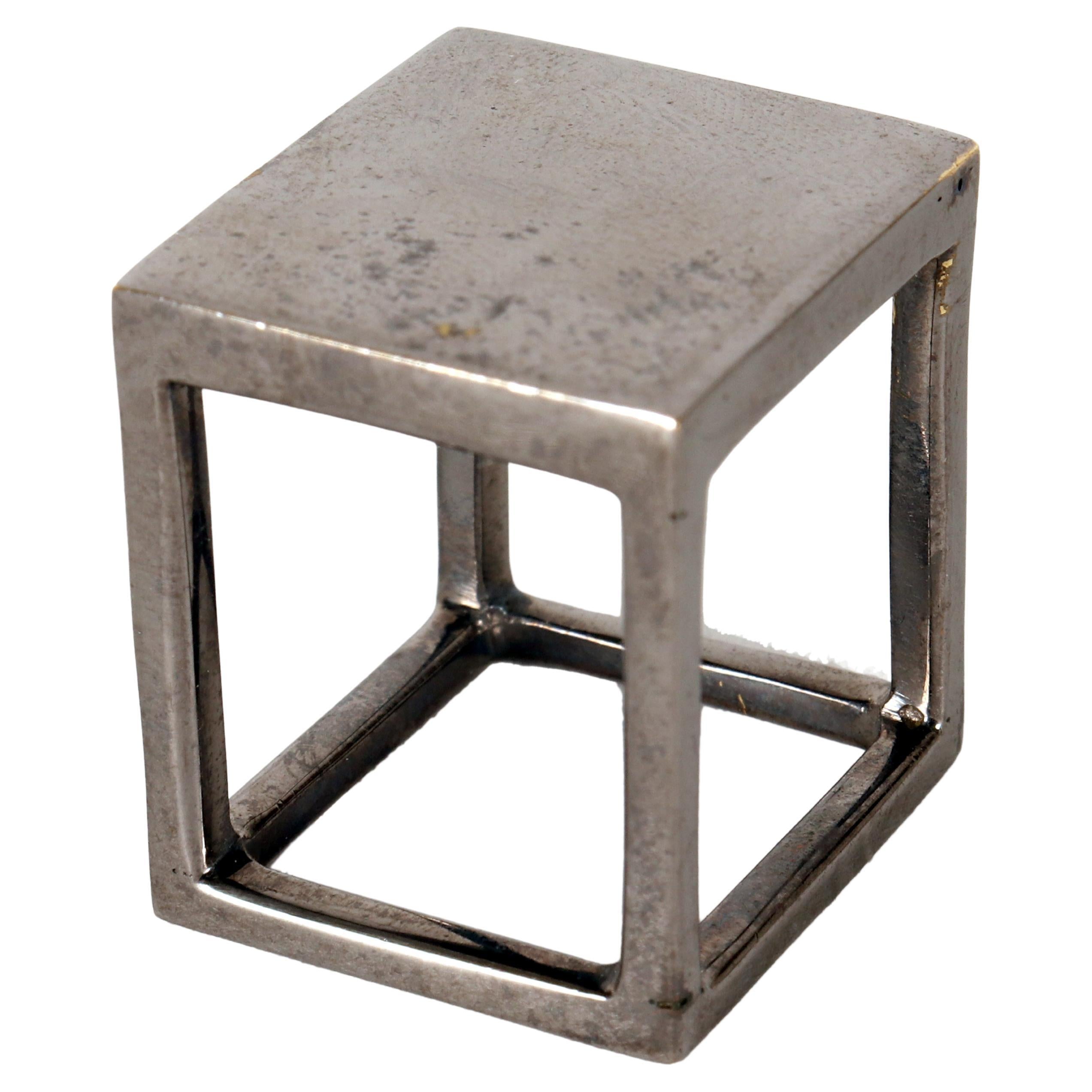 Anillo cúbico de latón bruñido. Por Stefania Bosio para Ornamenta. Italia, 2000. en venta