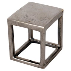 Anillo cúbico de latón bruñido. Por Stefania Bosio para Ornamenta. Italia, 2000.