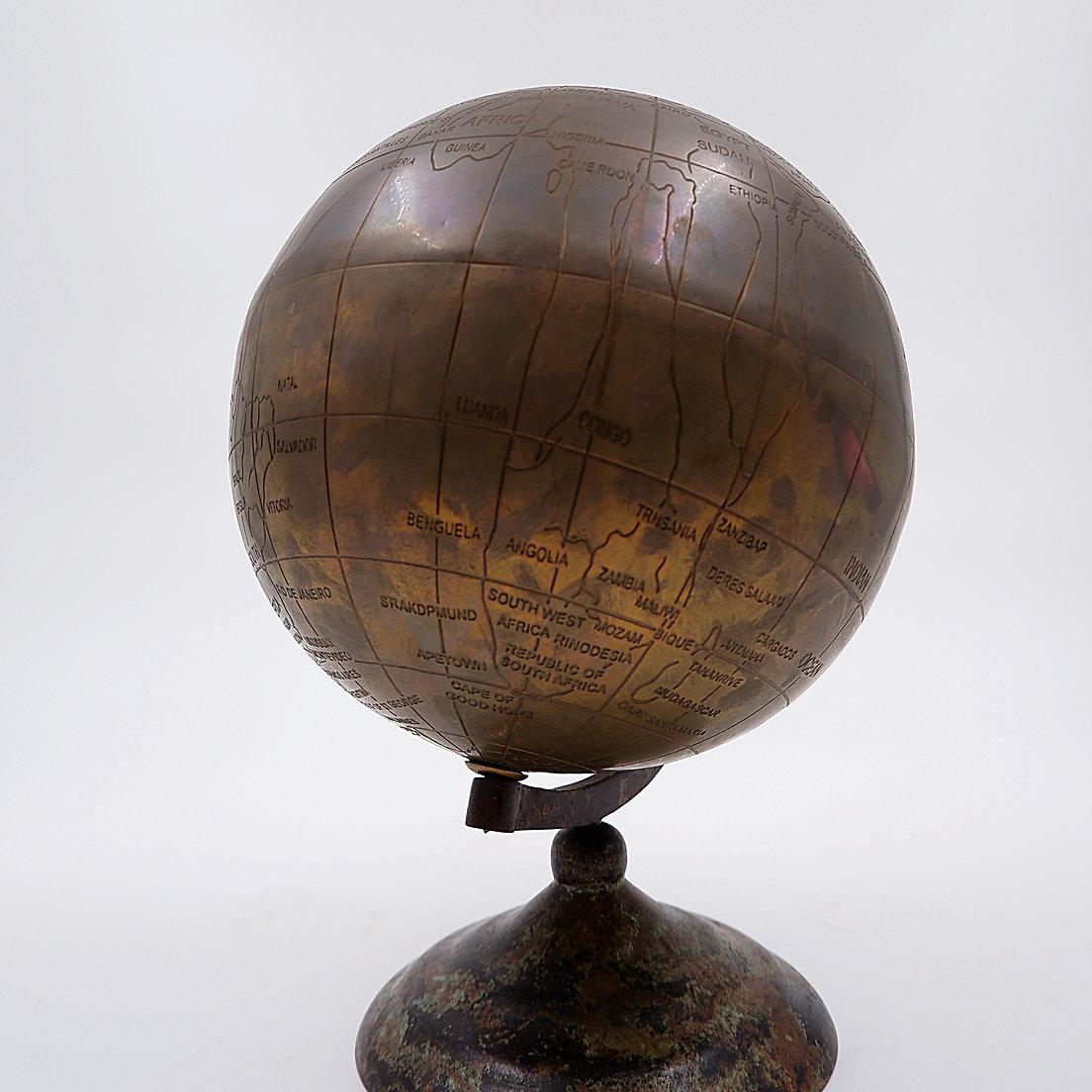 Burnished brass earth globe - Circa 1930s In Good Condition For Sale In Linkebeek, BE