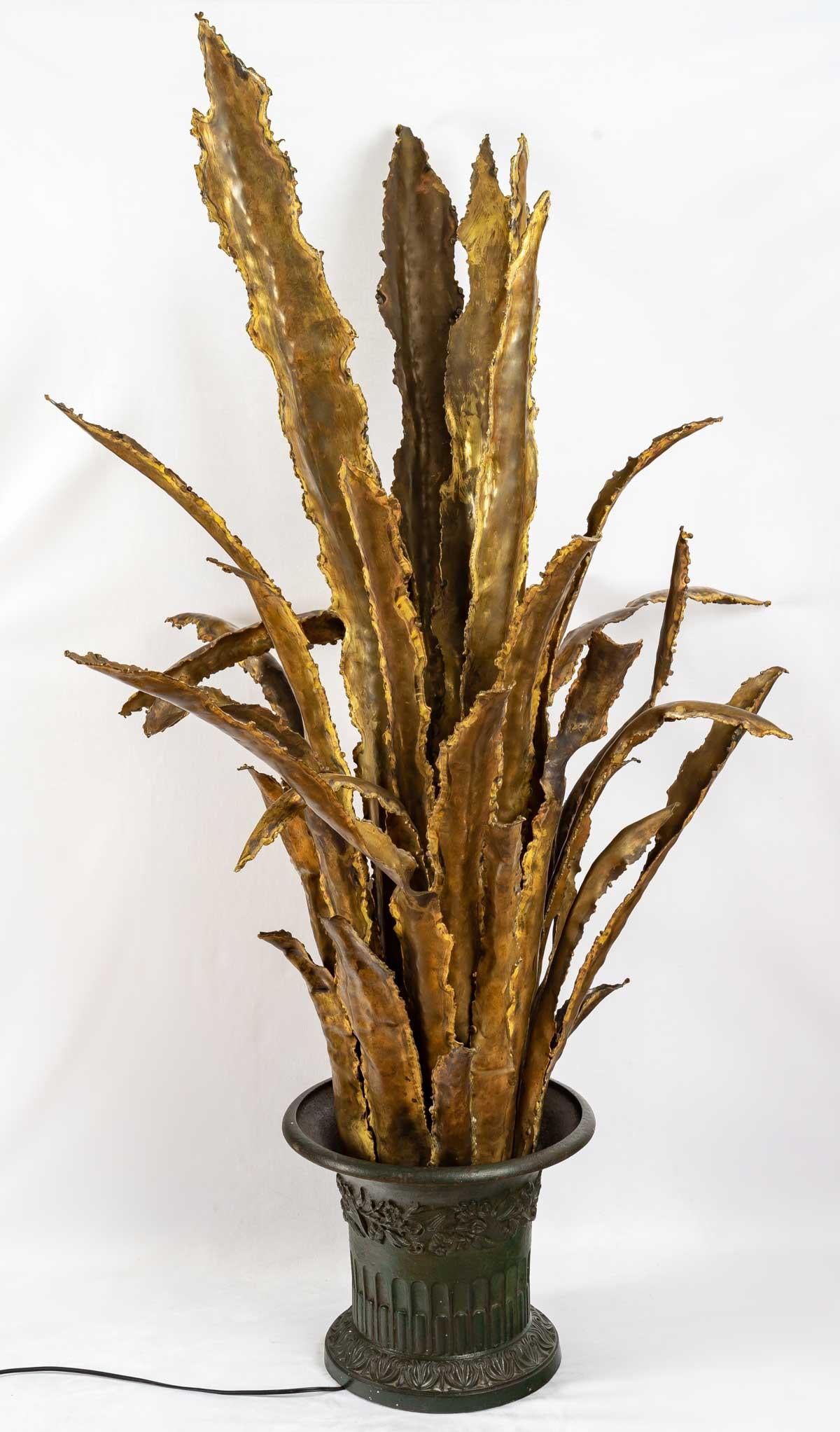 Extraordinaire lampadaire en forme de Sansevieria, entièrement réalisé en laiton bruni et en bronze, avec de larges et hautes feuilles qui s'étendent vers le haut et un seul support lumineux au centre, à la base de la lampe.
De très bonne qualité