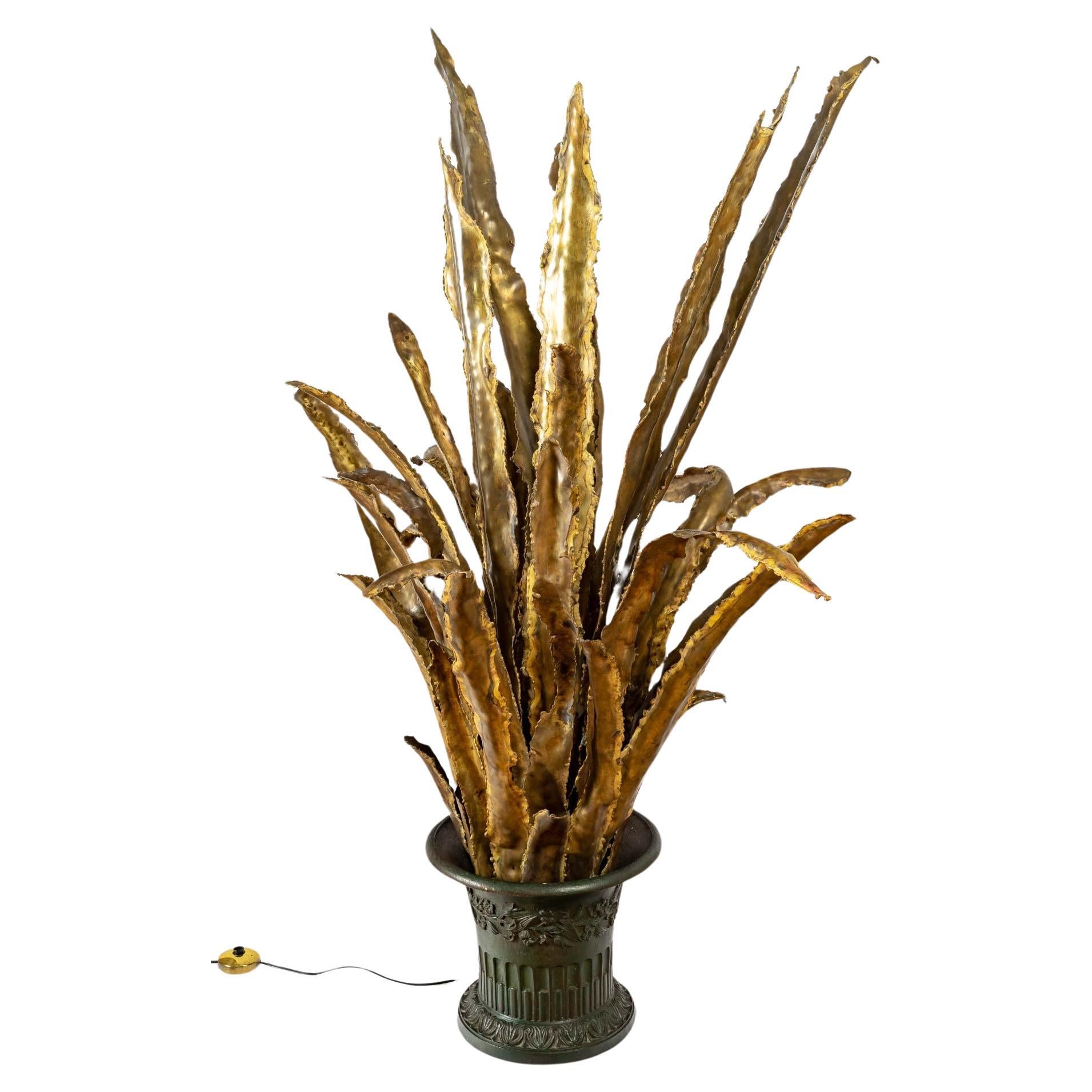 Lampadaire en laiton bruni, attribué à La Maison Jansen, 20e siècle en vente