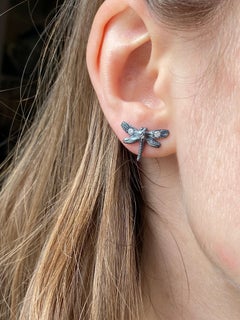 Boucles d'oreilles modernes en argent et diamants de style rocaille avec libellule brûlée