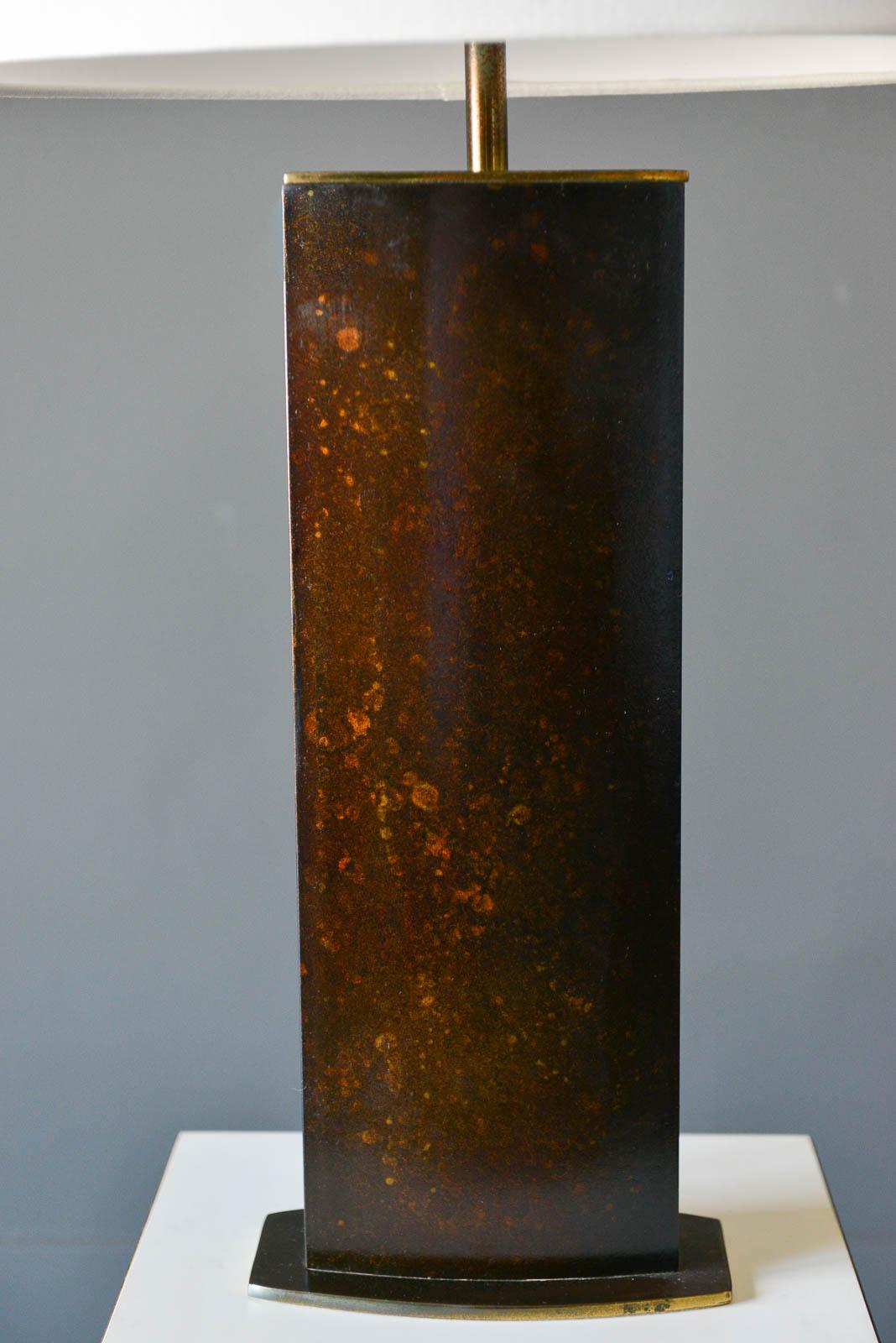 Lampada da tavolo ovale in pelle brunita e ottone, 1970 circa. Bellissima lampada da tavolo in pelle brunita e ottone patinato con paralume ovale nuovo e personalizzato. Bellissimo, intramontabile design ovale con accenti in ottone pesante e