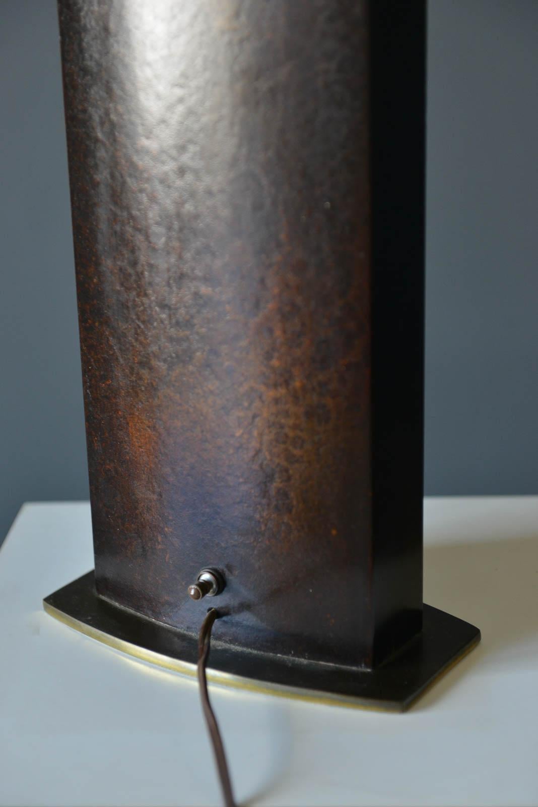 Fine XX secolo Lampada da tavolo ovale in pelle brunita e ottone, 1970 circa