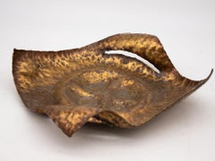 Vassoio in metallo brunito di ispirazione brutalista, fine XX secolo