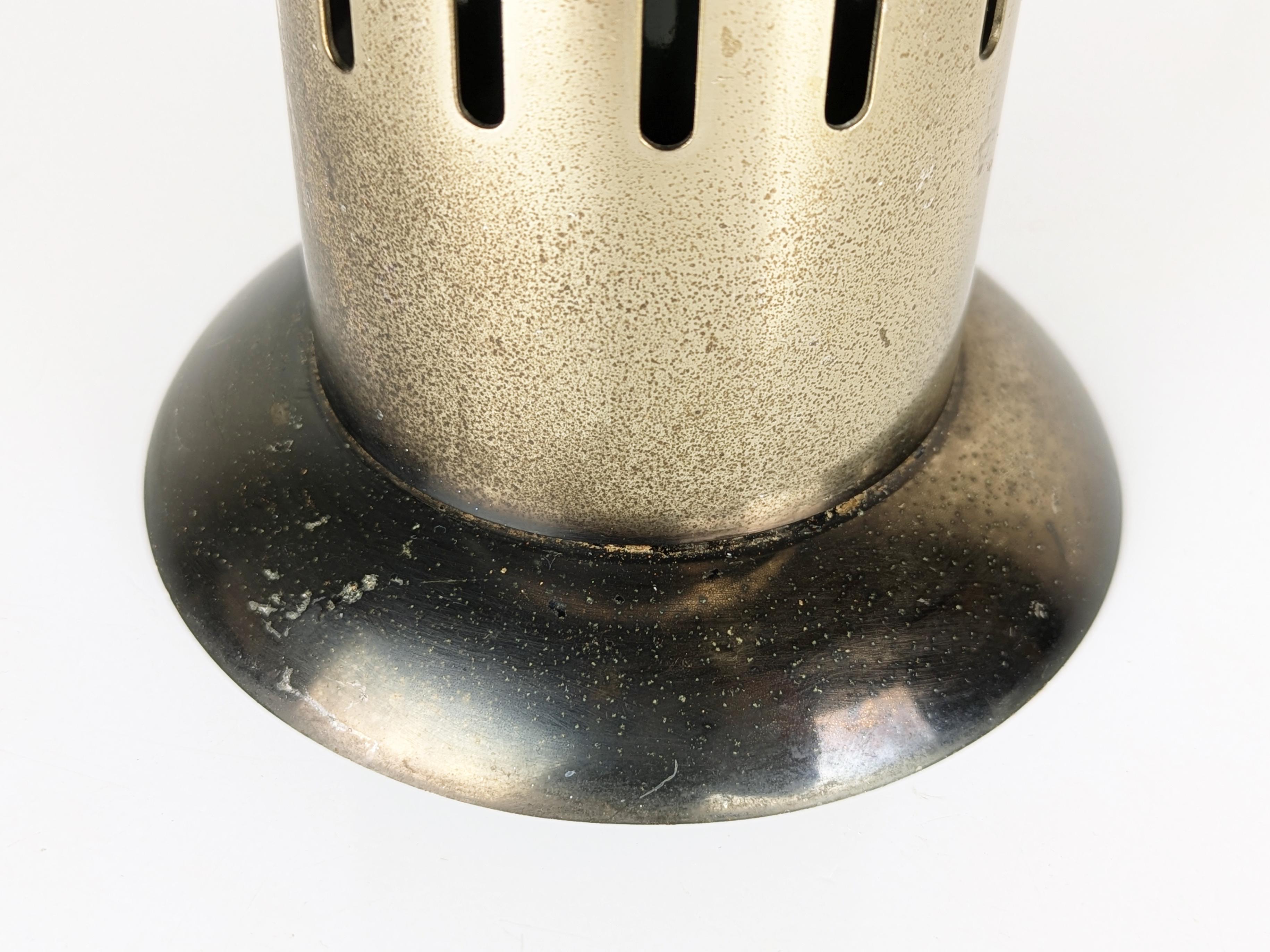 italien Lampe de table des années 1960 en métal bruni et verre opalin d'Asti pour Adrasteia en vente
