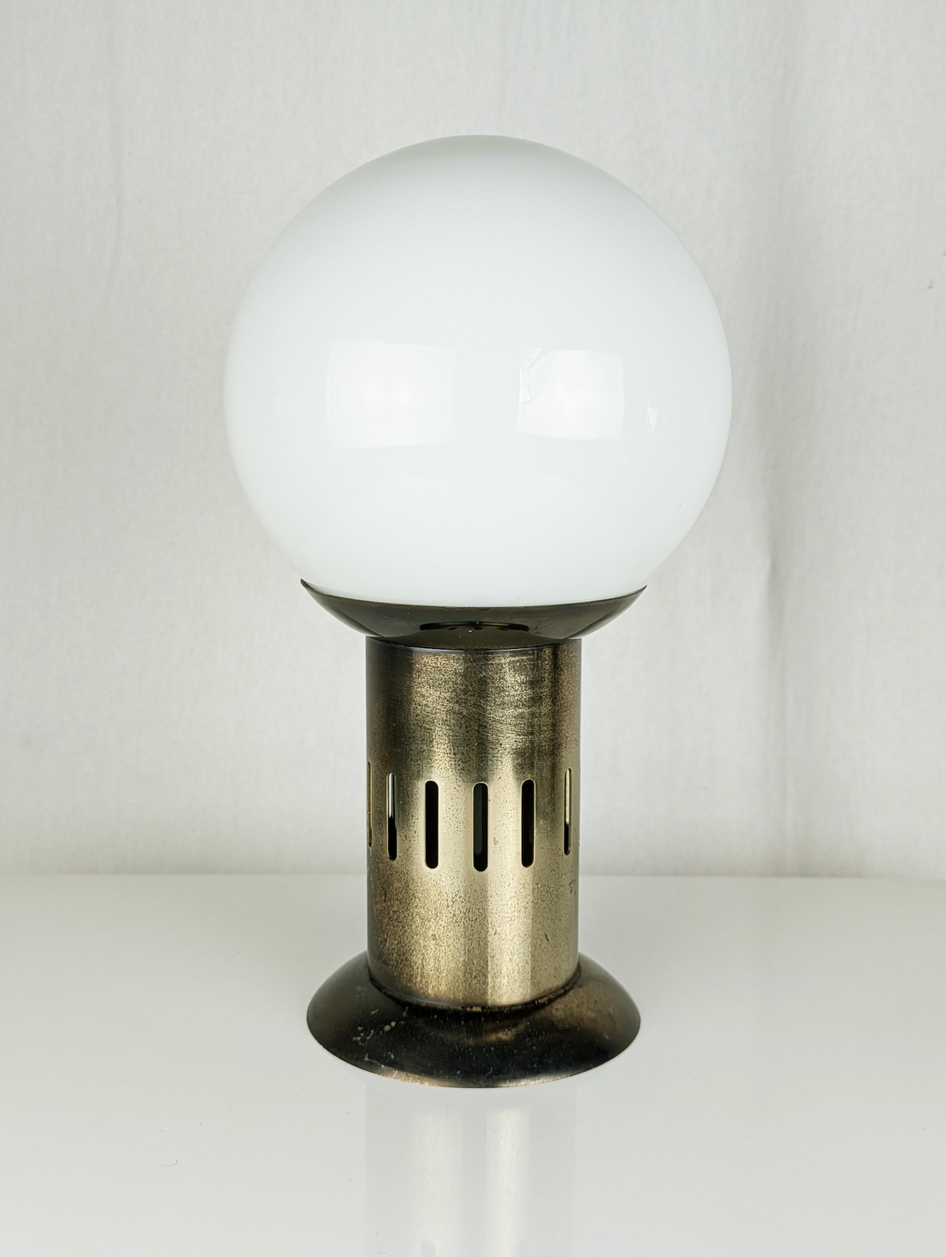 Lampe de table des années 1960 en métal bruni et verre opalin d'Asti pour Adrasteia Bon état - En vente à Varese, Lombardia