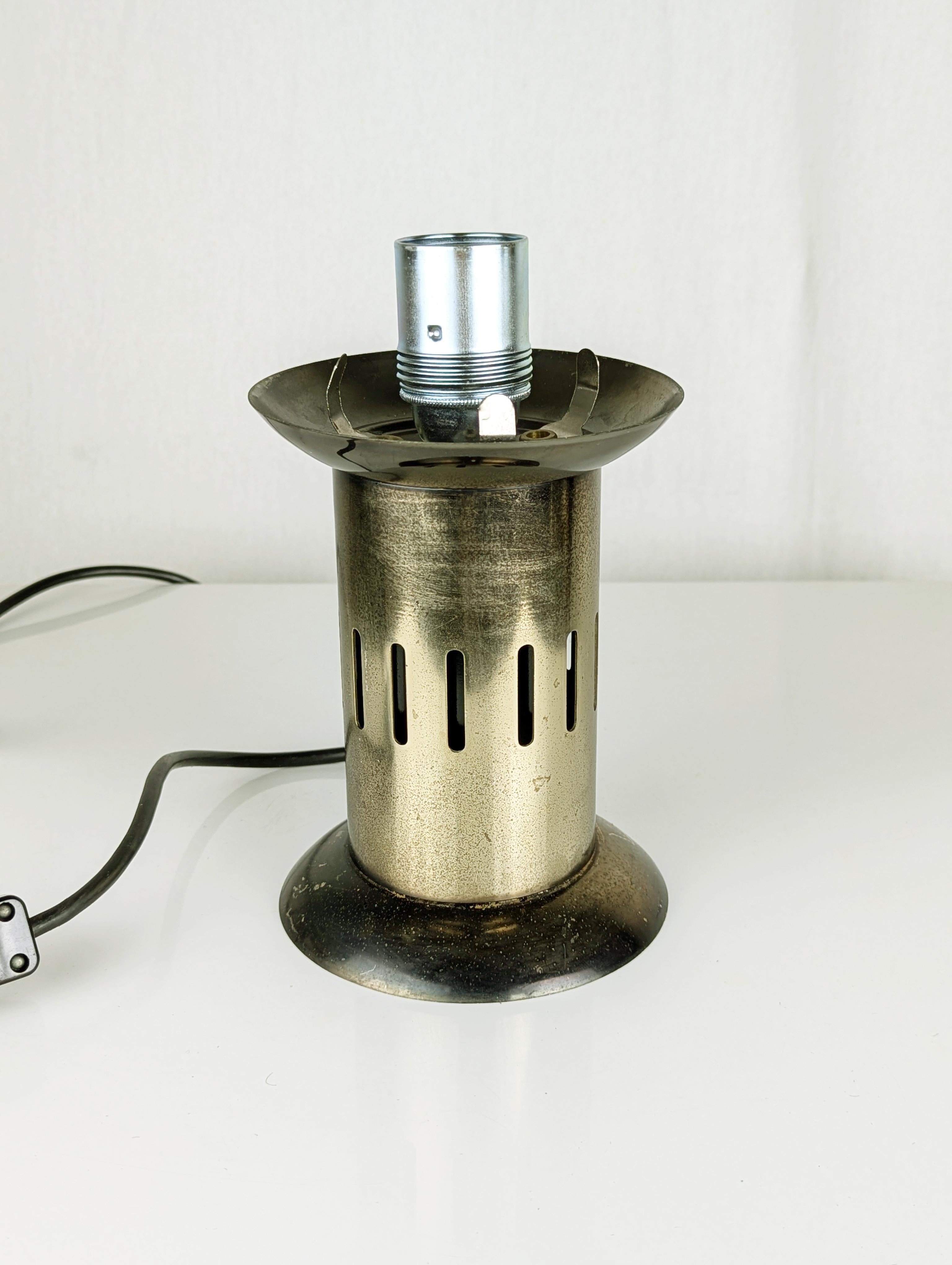 Milieu du XXe siècle Lampe de table des années 1960 en métal bruni et verre opalin d'Asti pour Adrasteia en vente