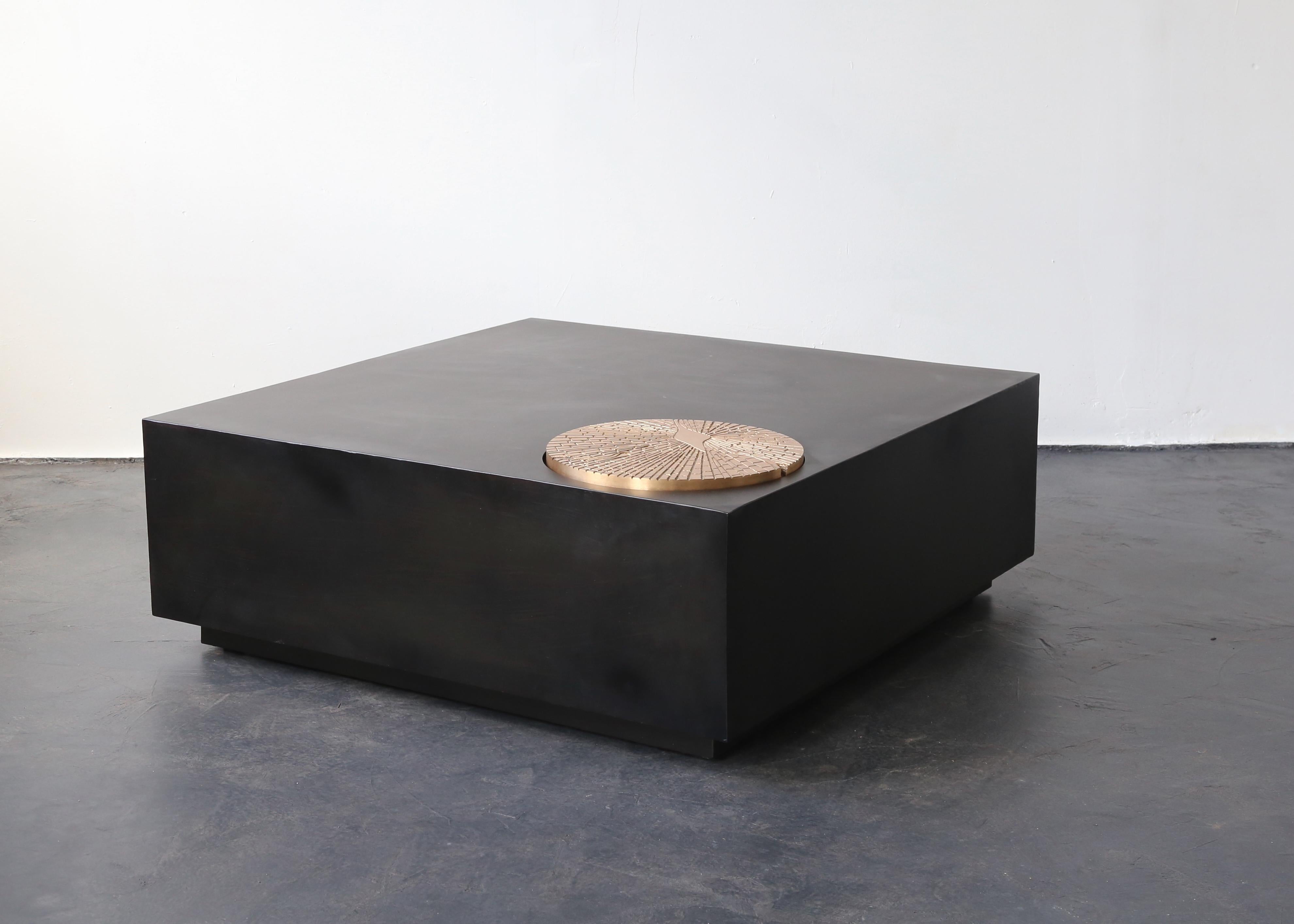 La table Paolo se compose d'un cadre en acier disponible dans n'importe quelle forme, taille ou finition et d'une plaque ronde en bronze brossé coulé personnalisable. Convient à une utilisation intérieure ou extérieure en fonction des matériaux