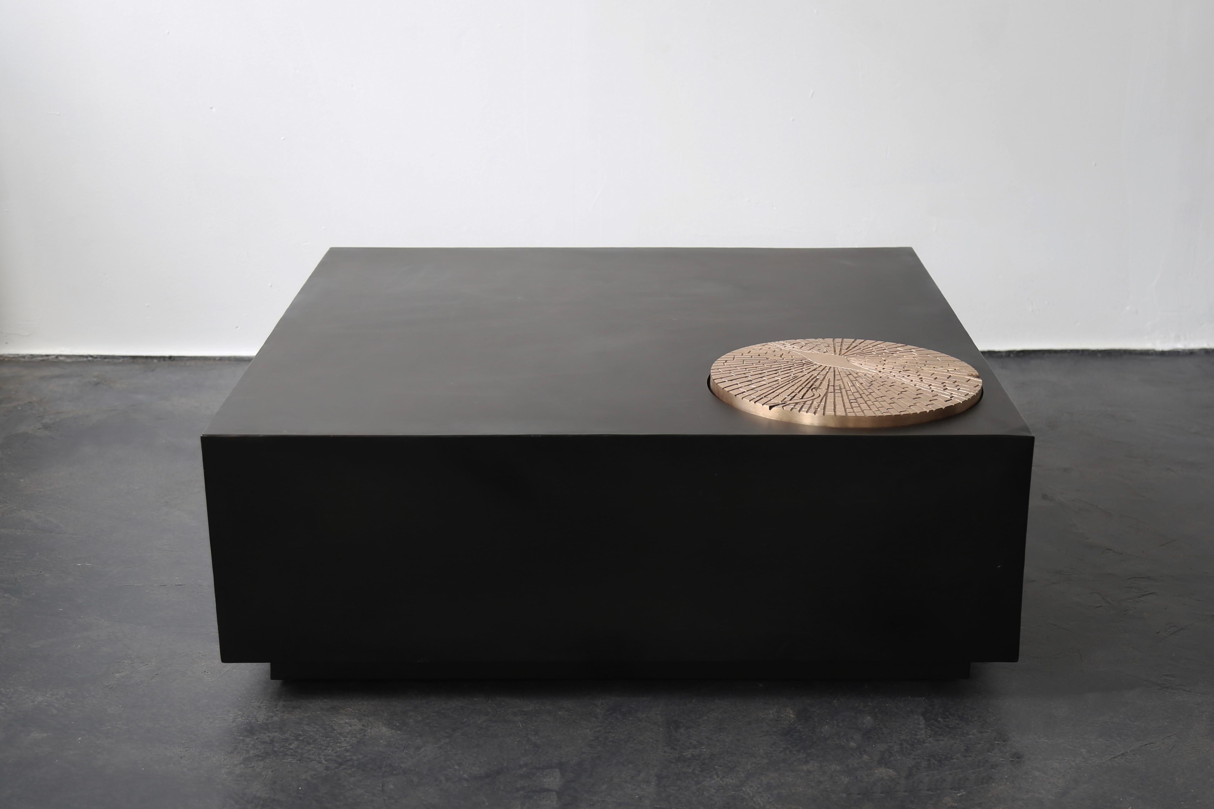 Moderne Table basse d'extérieur en métal bruni et bronze moulé par Costantini, Paolo en vente