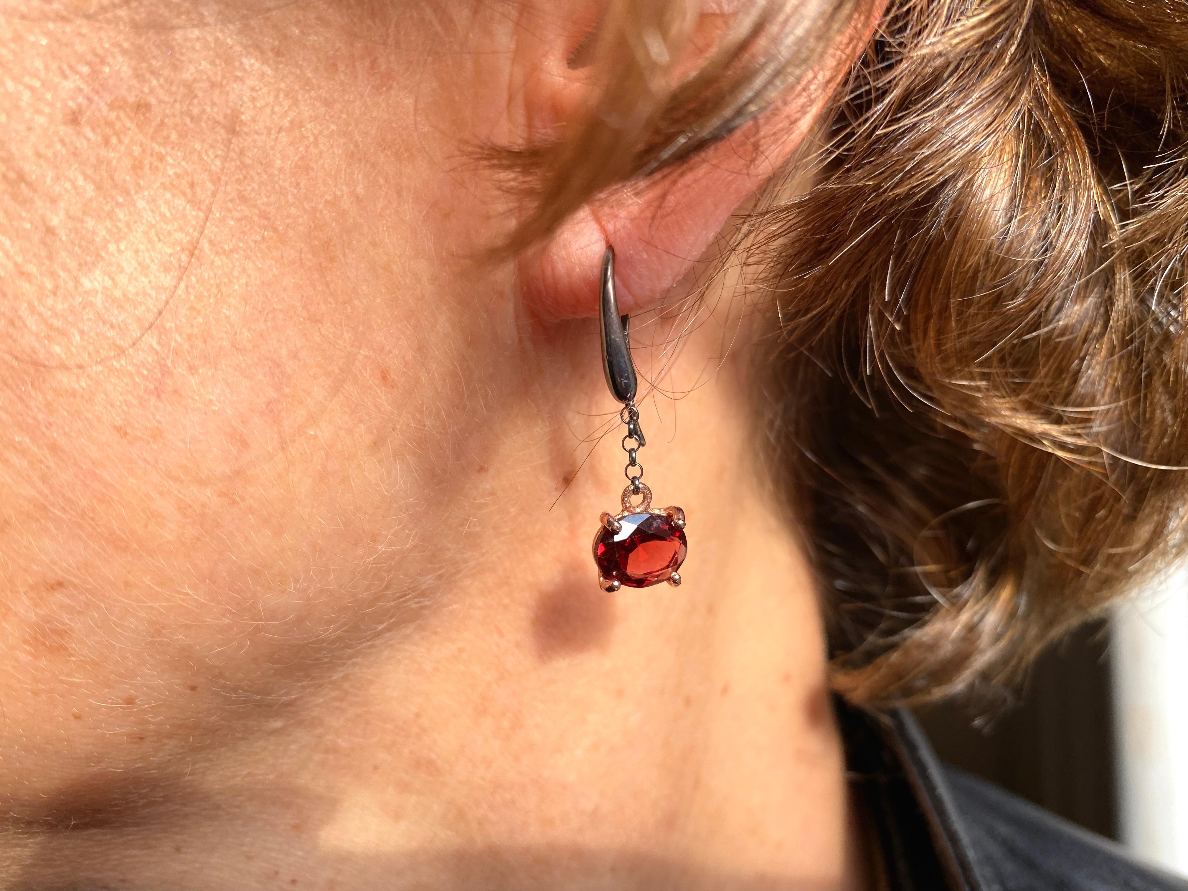Klappbrisur-Ohrringe aus brüniertem Sterlingsilber und Roségold mit Granat im Angebot 3