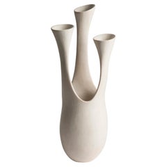Scultura in ceramica scanalata di Tina Vlassopulos