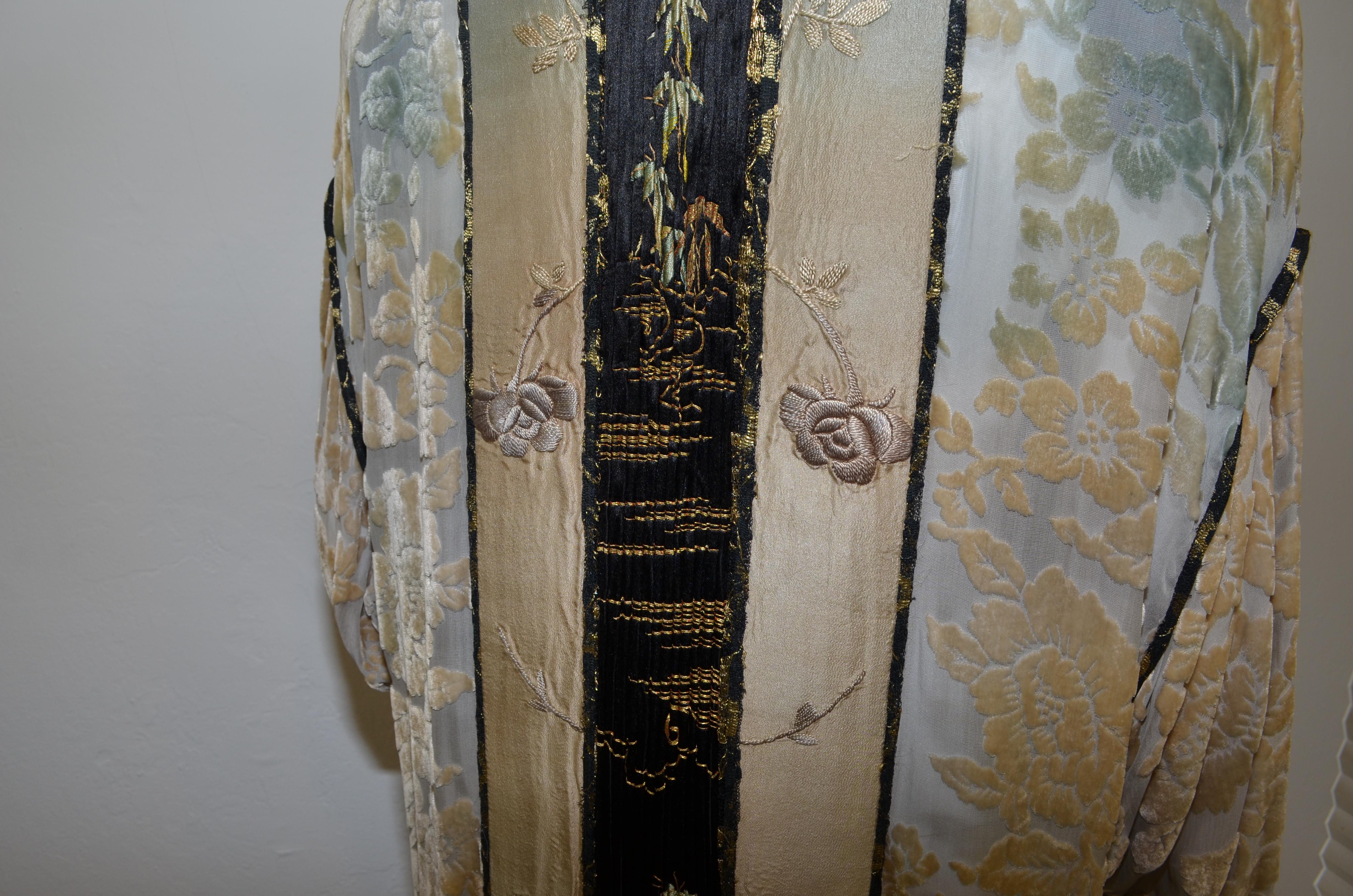 Bestickter Staubmantel aus Seide von Obiko Art to Wear im Zustand „Gut“ im Angebot in Carmel, CA