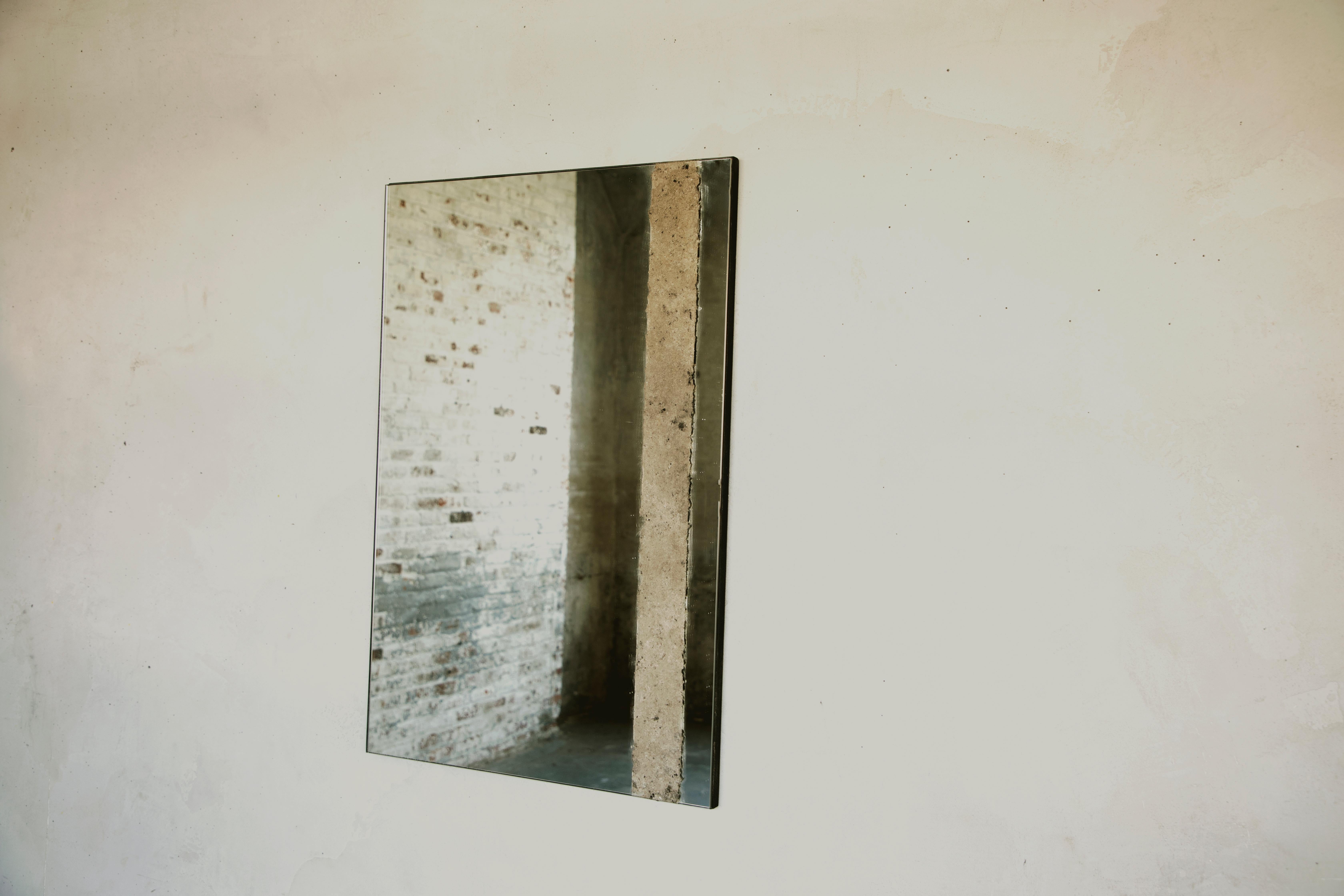 Le miroir carré Pompéi est composé de cendres brûlées qui sont étalées et travaillées à la main.

*La forme et la couleur du frêne brûlé sont organiques et peuvent varier d'une pièce à l'autre afin de conserver le caractère unique de la main et de