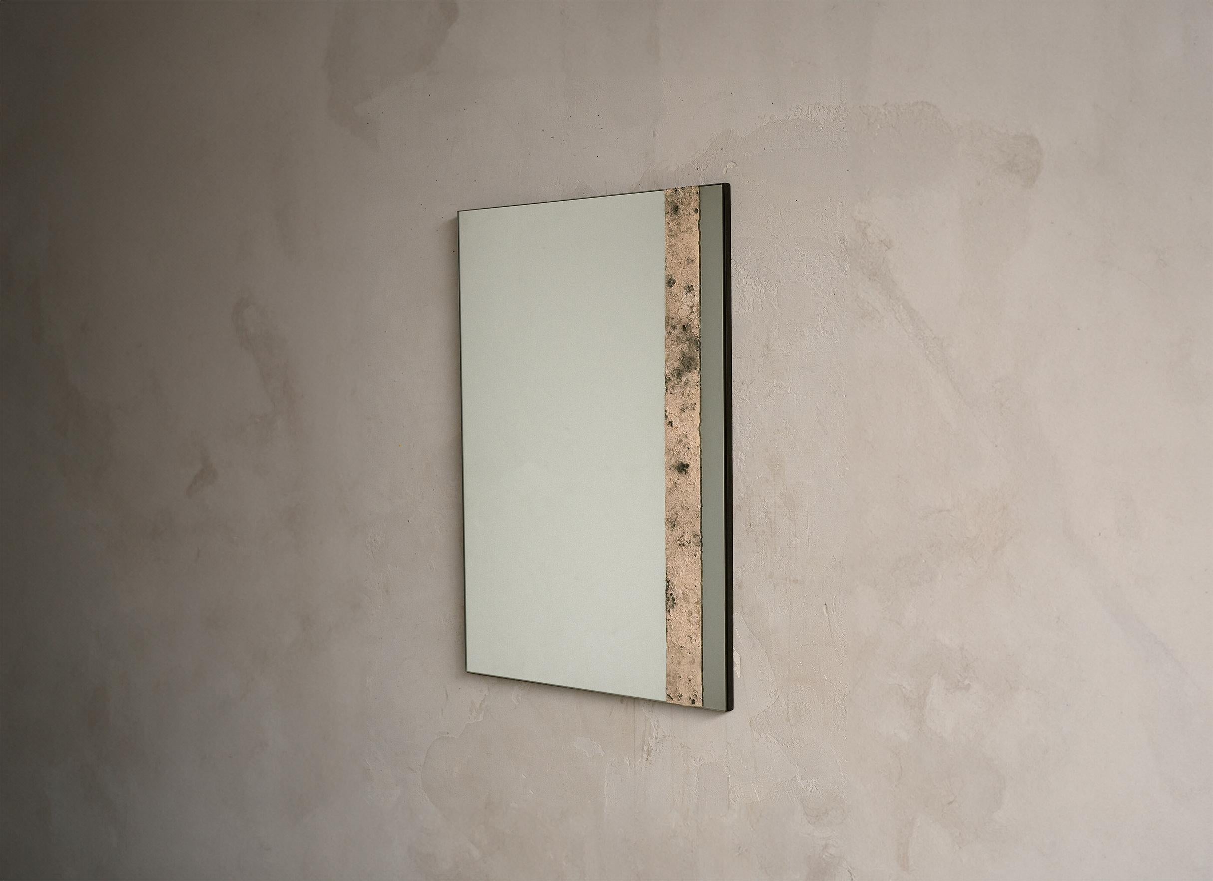 Der quadratische Spiegel Pompeji besteht aus gebrannter Asche, die von Hand gestreut und bearbeitet wird.

*Form und Farbe der gebrannten Asche sind organisch und können von Stück zu Stück abweichen, um die Einzigartigkeit der Hand und der Technik