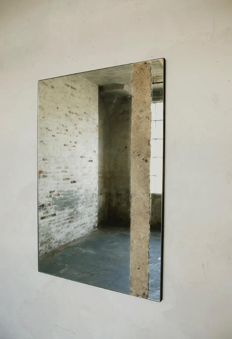 Américain Miroir carré Pompéi en frêne brûlé, contemporain, minimaliste en vente
