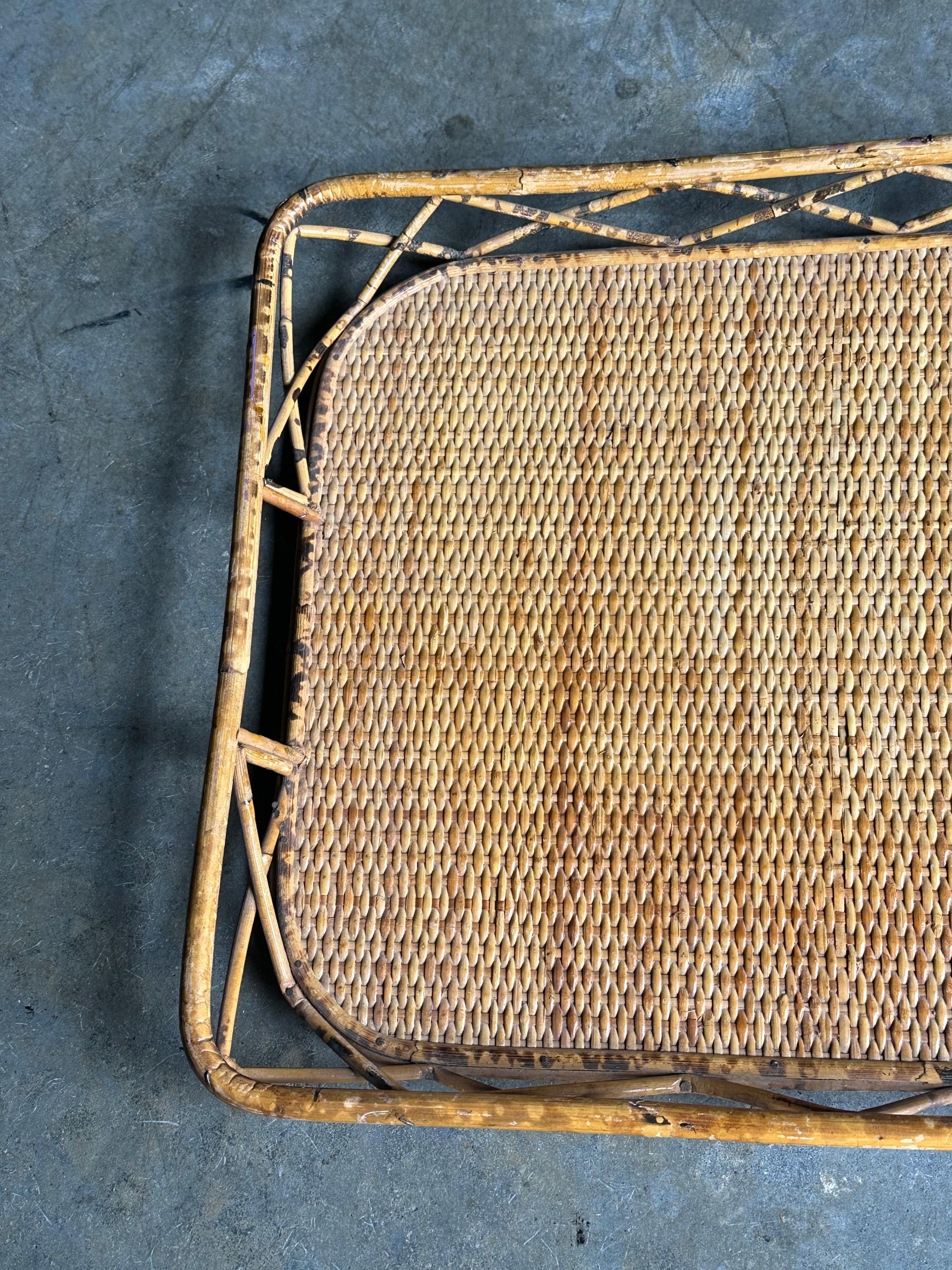 Ein wunderschönes Serviertablett aus gebranntem Bambus und Schilfrohr. Tolle Randdetails mit schöner modernistischer Bewegung. Kann unter anderem als Serviertablett, auf einem übergroßen Ottomanen oder sogar auf einem Couchtisch verwendet