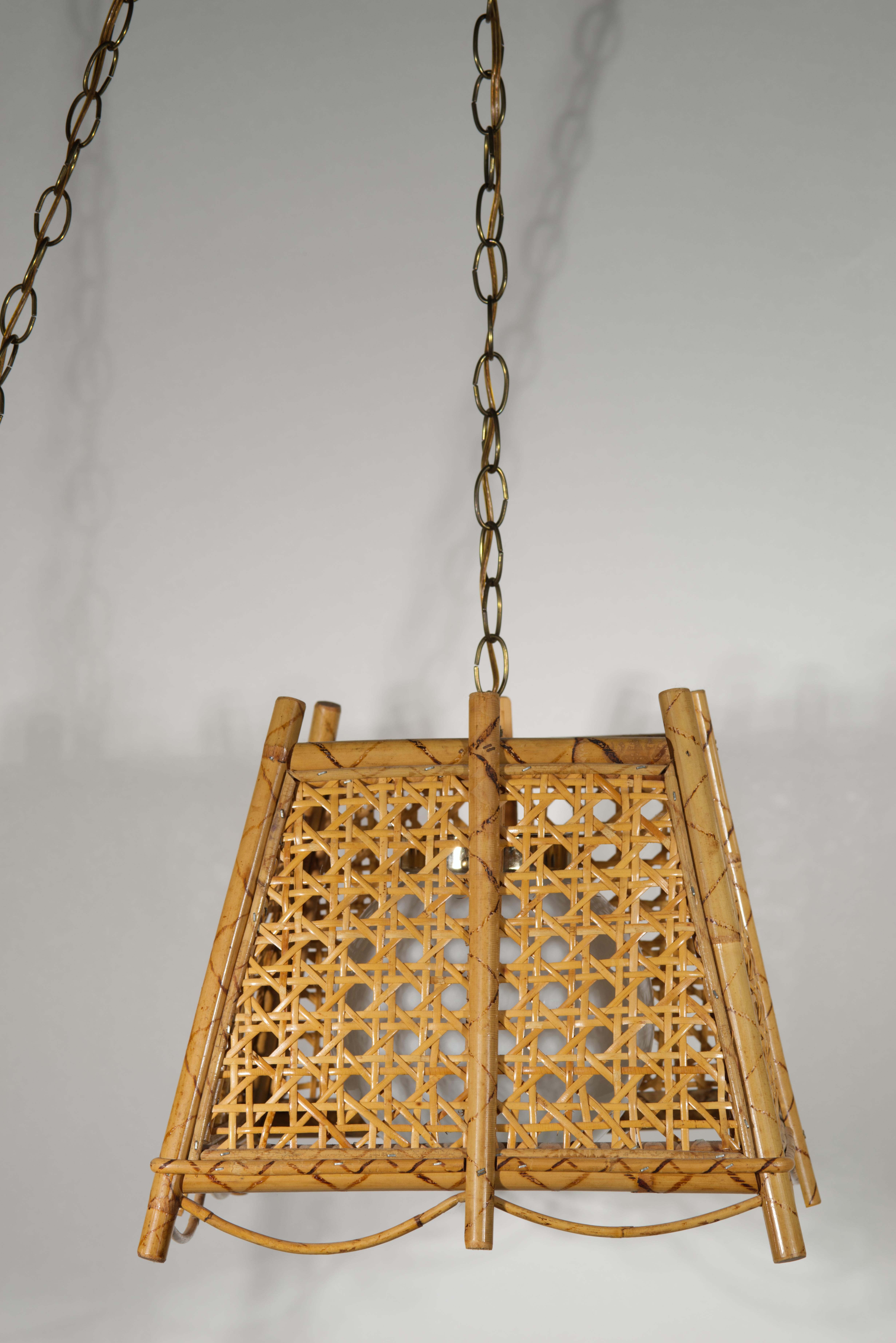 Lampada a sospensione in vimini e rattan di bambù bruciato con diffusore in vetro in vendita 2