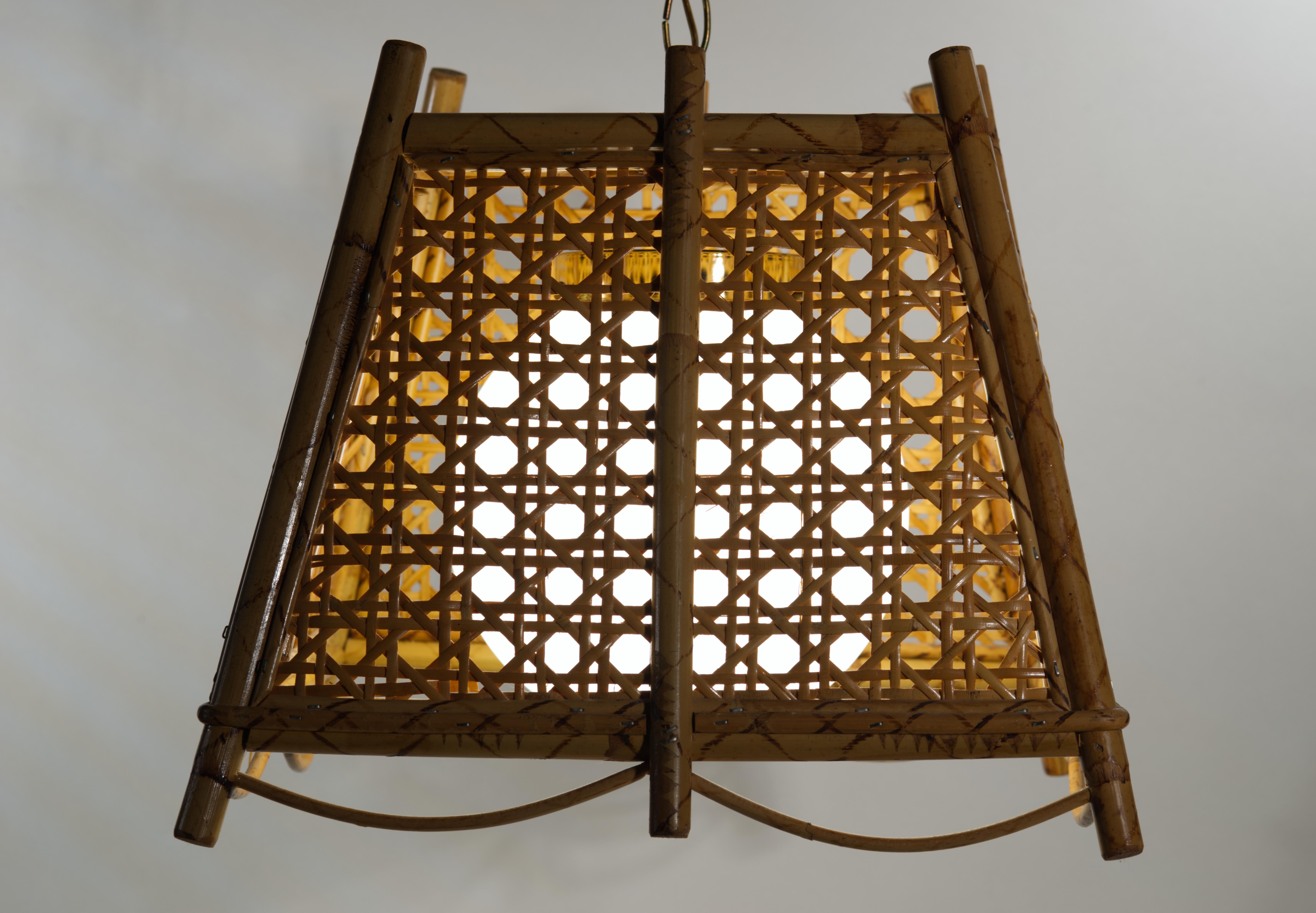 Lampada a sospensione in vimini e rattan di bambù bruciato con diffusore in vetro in vendita 3