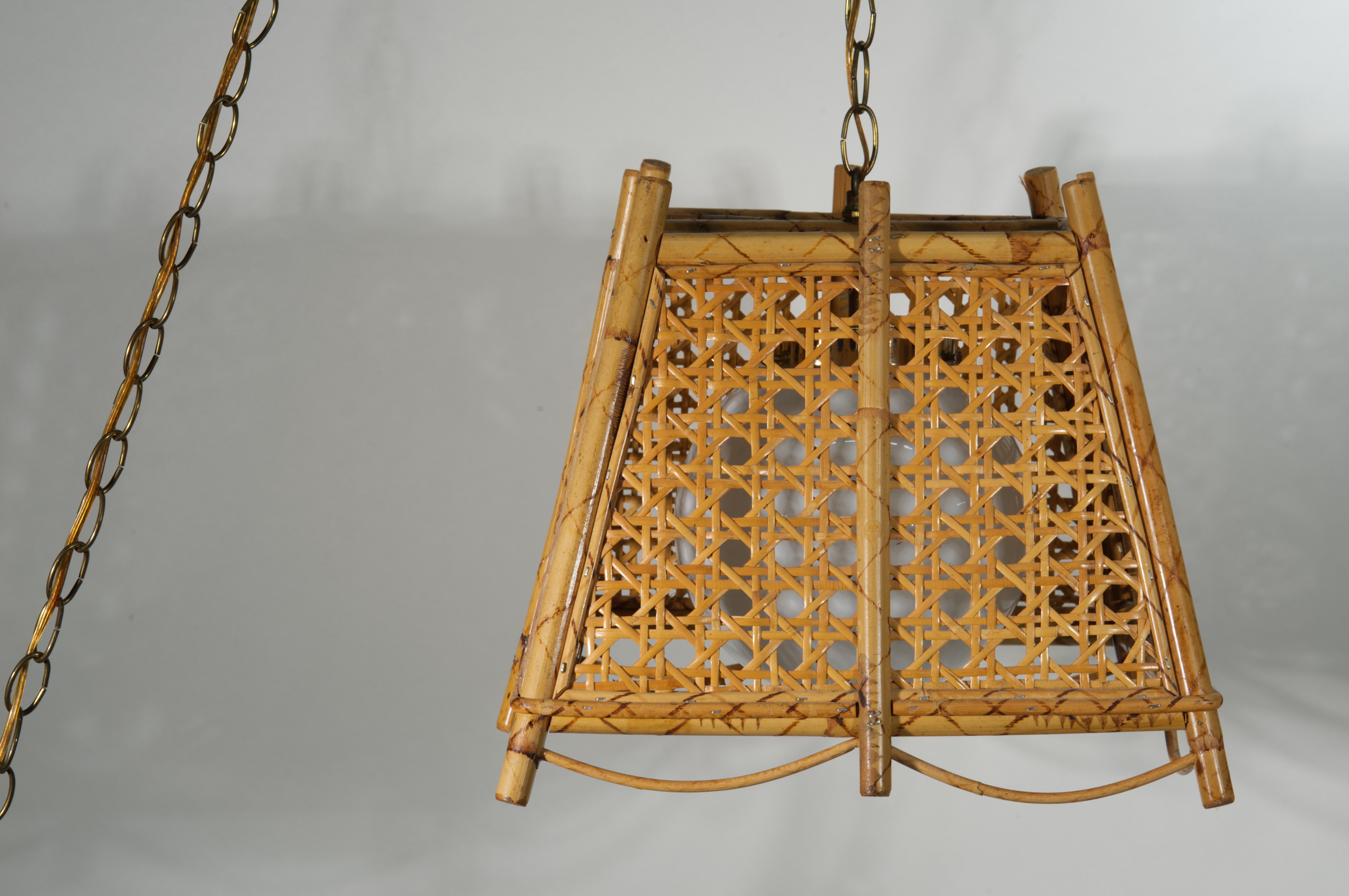 Lampada a sospensione in vimini e rattan di bambù bruciato con diffusore in vetro in vendita 6