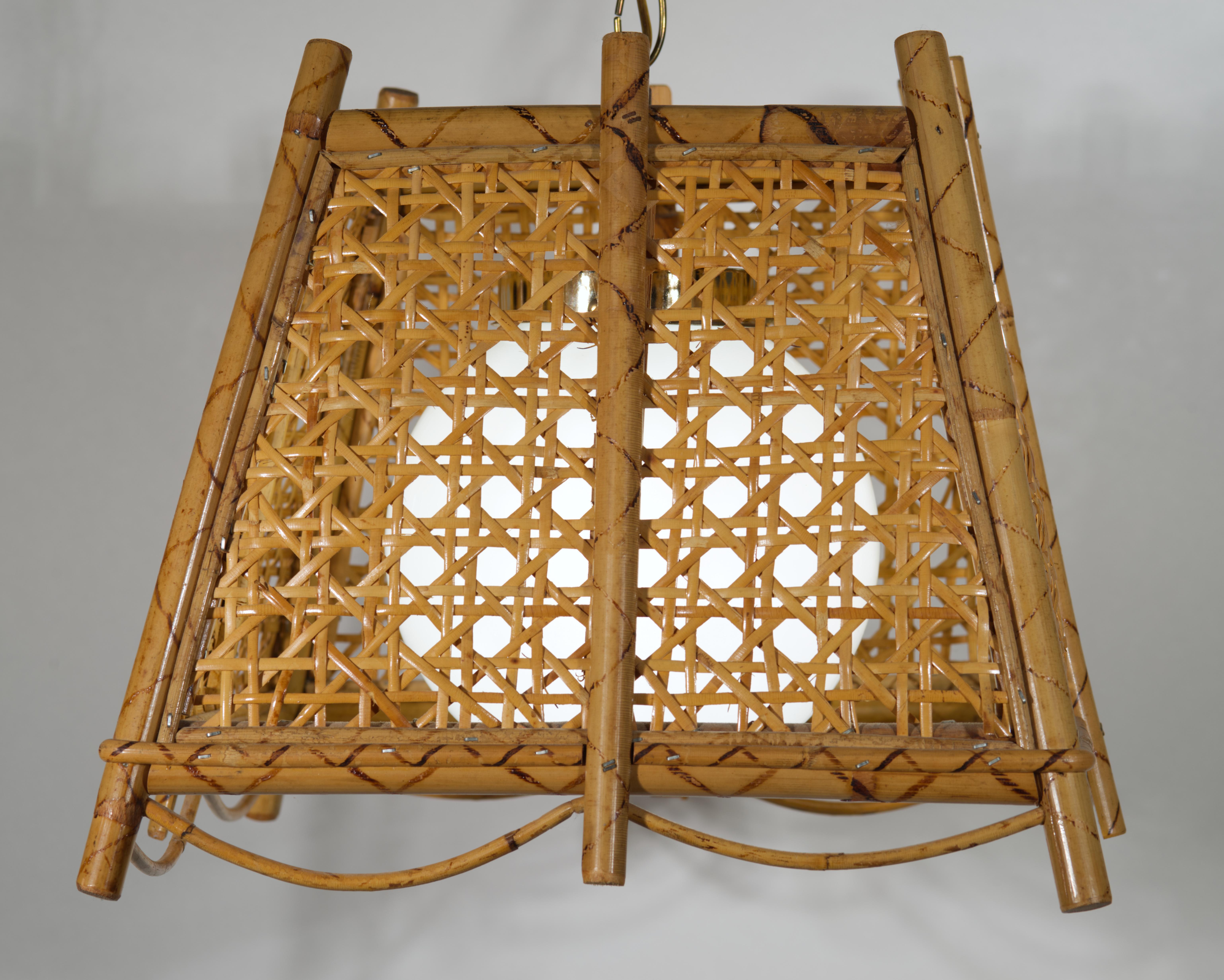 Mid-Century moderno Lampada a sospensione in vimini e rattan di bambù bruciato con diffusore in vetro in vendita