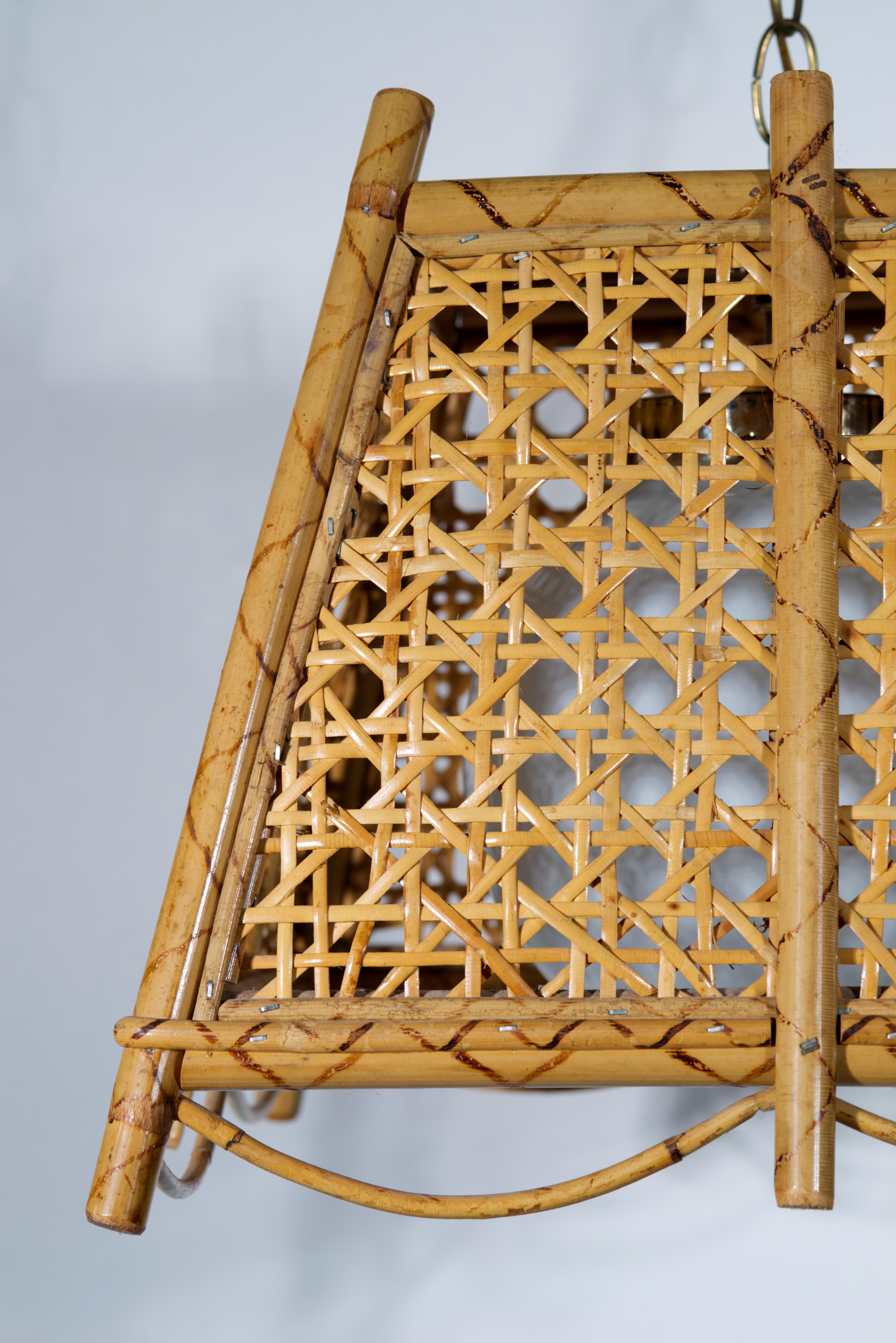 Lampada a sospensione in vimini e rattan di bambù bruciato con diffusore in vetro In condizioni buone in vendita a Clifton Springs, NY