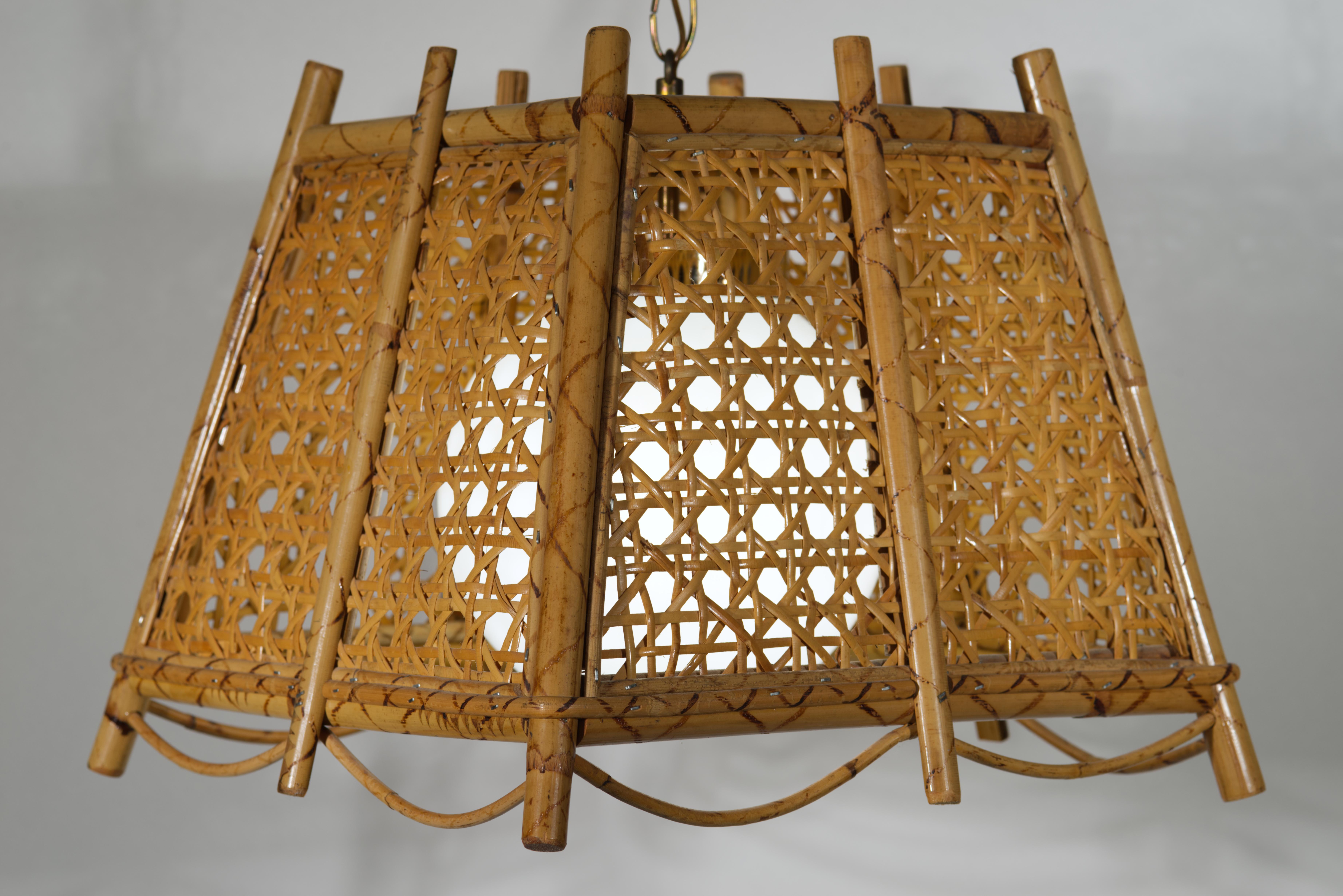 Lampada a sospensione in vimini e rattan di bambù bruciato con diffusore in vetro in vendita 1