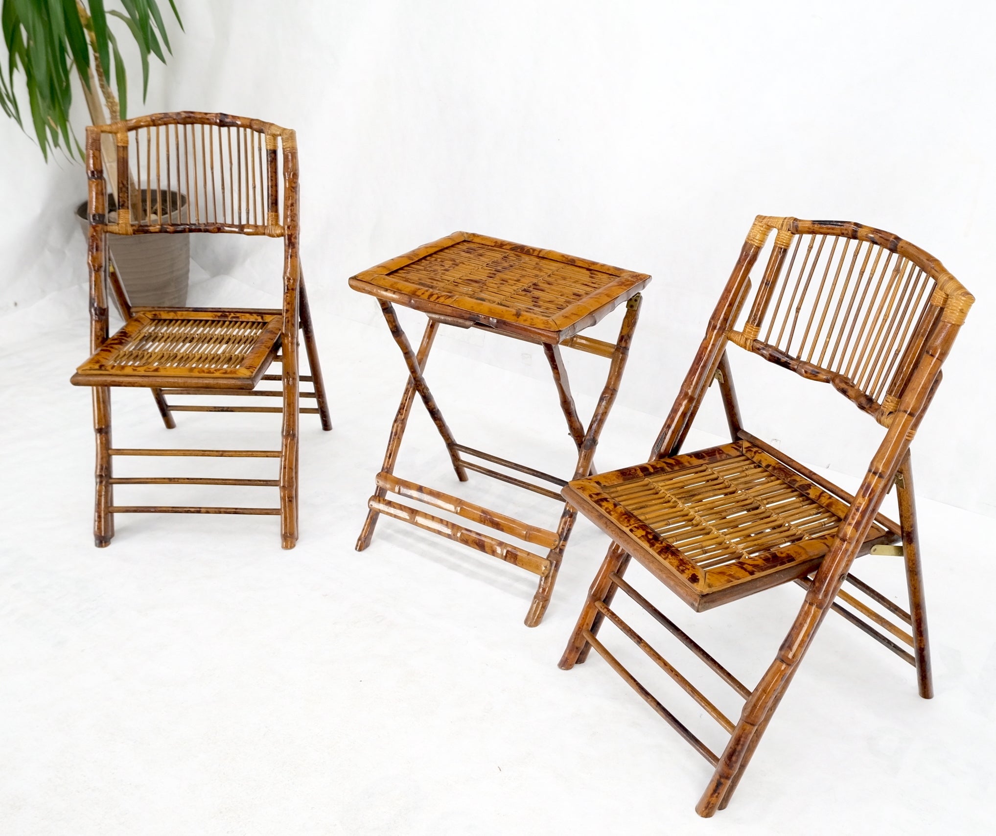 
Burnt Bamboo Vintage Folding Cafe Occasional Table w/ Two Matching Chairs Set MINT!
Table Dimensions: 15d x 20w x 25h 