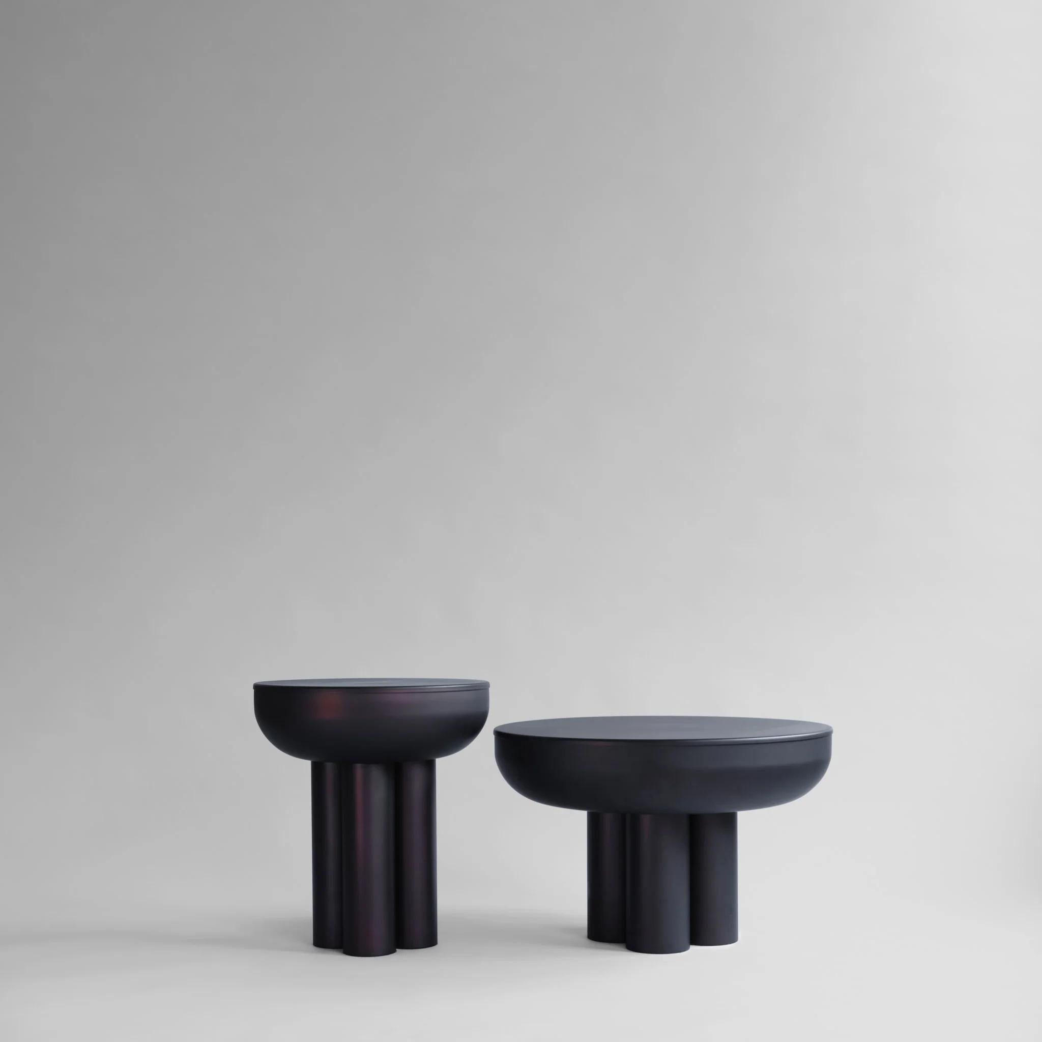 Table basse noir brûlé, bout de canapé modèle Crown, table basse design en aluminium, œuvre contemporaine.

La table basse Crown est fabriquée en aluminium dans le style d'une sculpture contemporaine. 
La table est disponible en deux tailles et peut