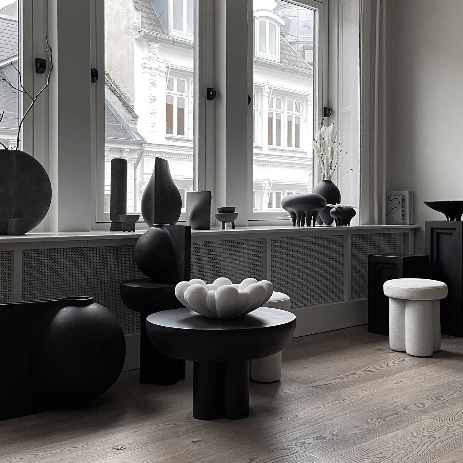 Aluminium Table basse noire brûlée, extrémité de canapé Modèle Crown, table basse en aluminium. en vente
