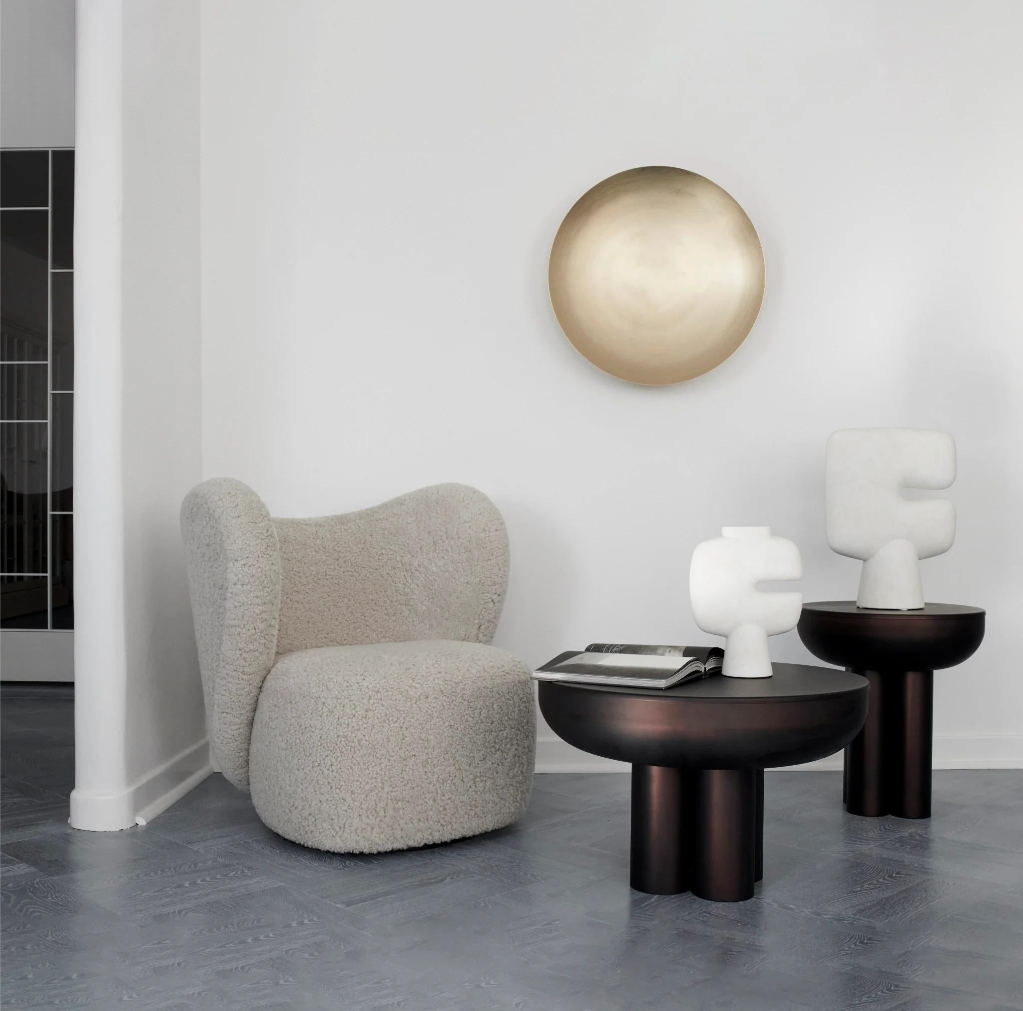 Table basse noire brûlée, extrémité de canapé Modèle Crown, table basse en aluminium. en vente 1