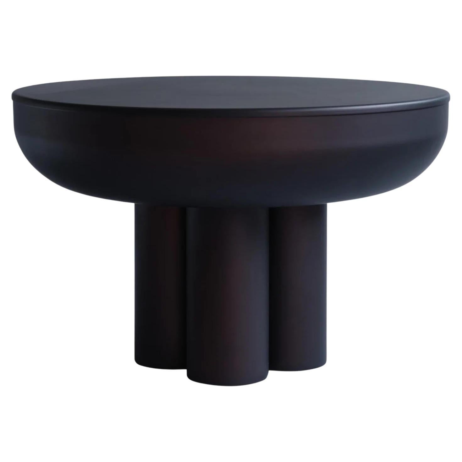Table basse noire brûlée, extrémité de canapé Modèle Crown, table basse en aluminium.