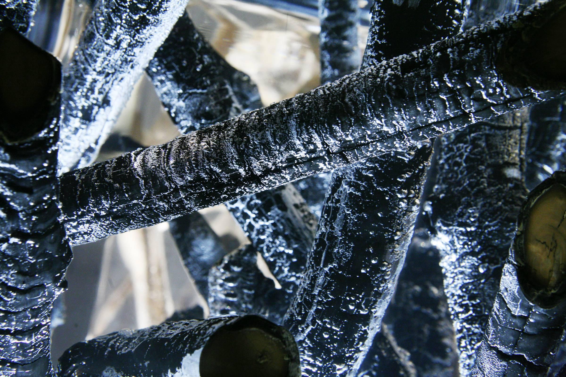 XXIe siècle et contemporain Table d'appoint Burnt Branches en verre acrylique et bois brûlé en vente