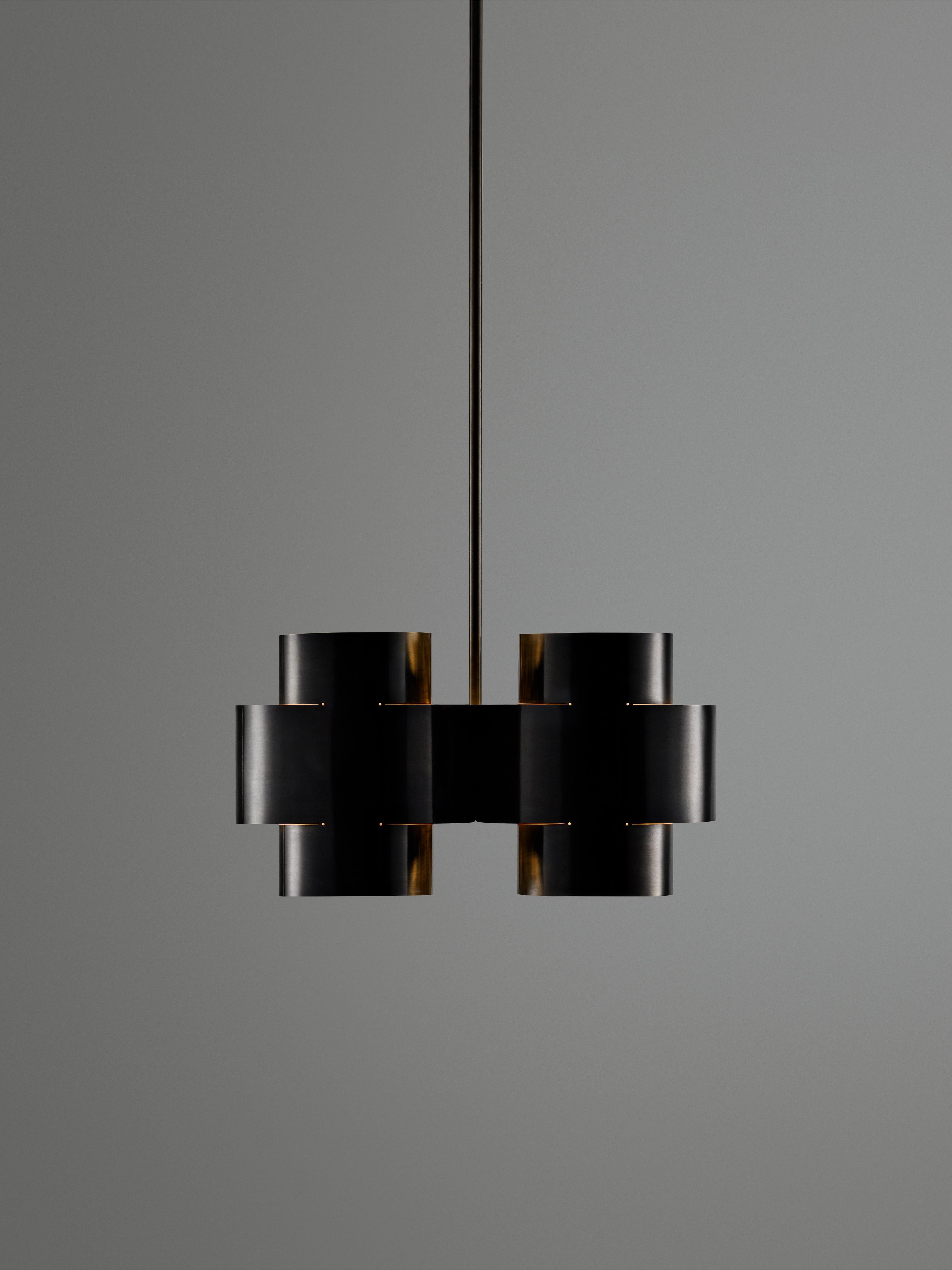 XXI secolo e contemporaneo Lampadario Plus Four in ottone bruciato di Paul Matter in vendita