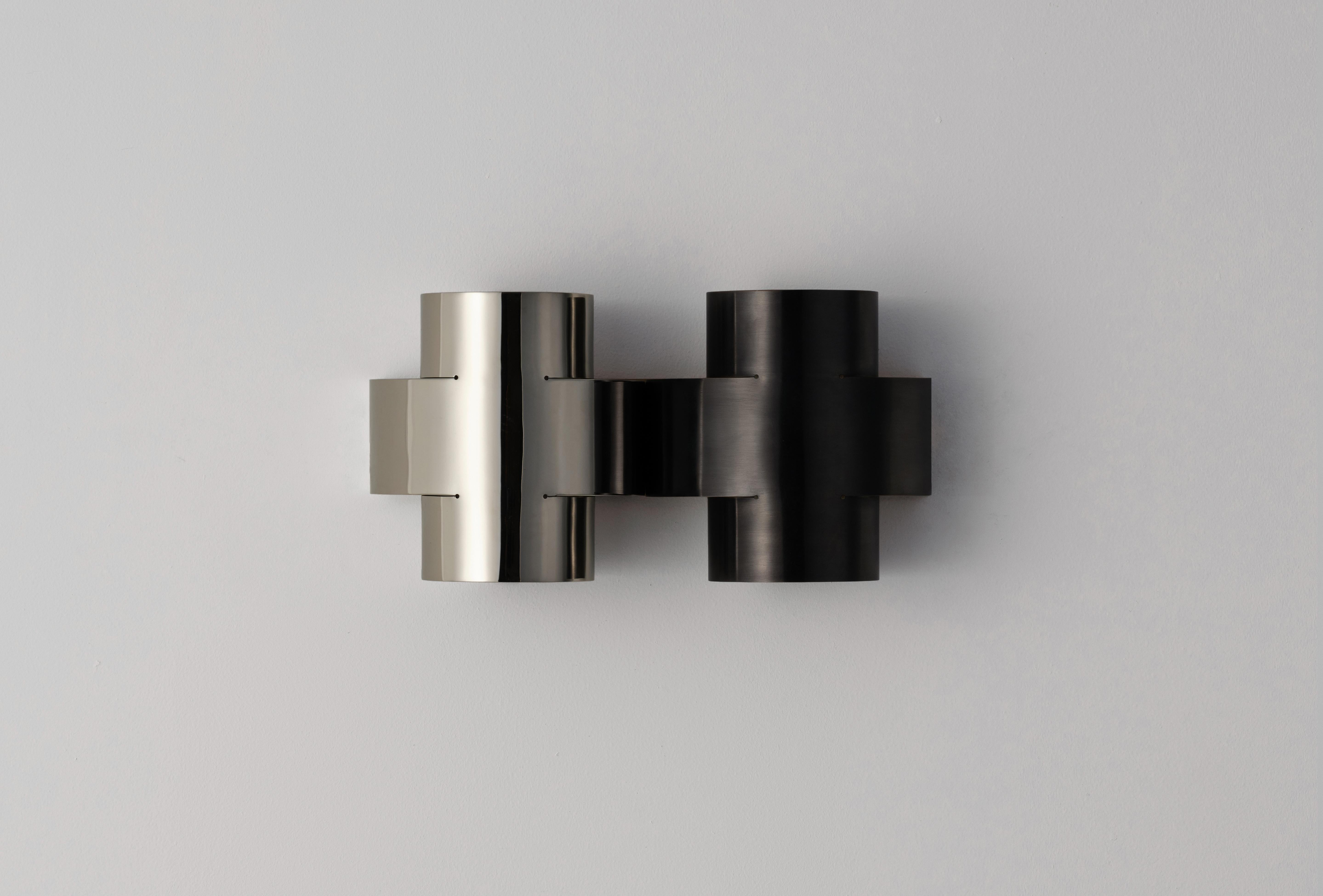 Ottone smerigliato più due applique di Paul Matter
Dimensioni: L 480 mm, H 254 mm, P 155 mm
1 tipo di base E27, 3W - 5W LED
Bianco caldo, Tensione 220-240V
Certificato CE
Dimmerabile su richiesta
Materiali: Ottone

Finitura in ottone