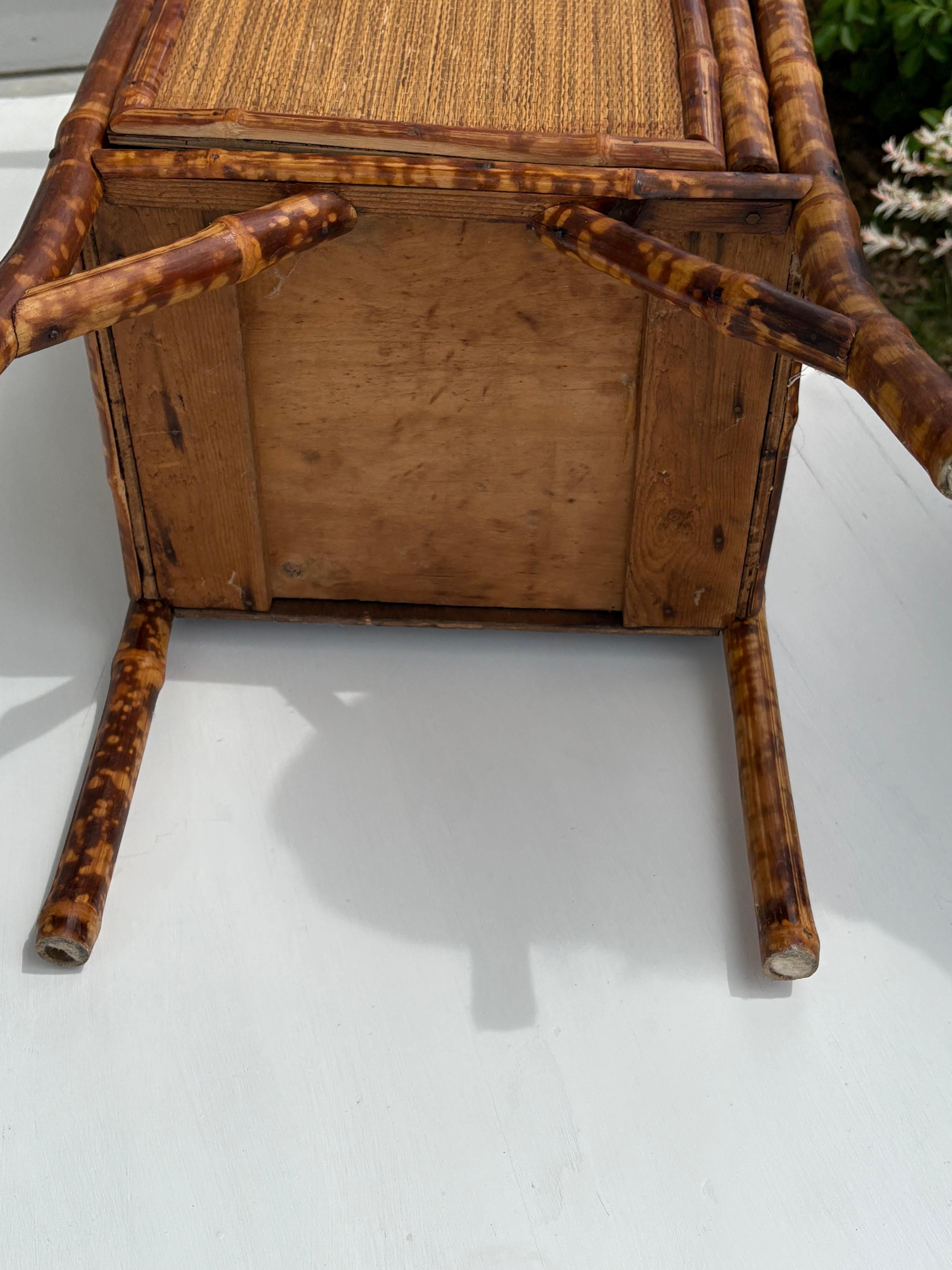 Armario con estante de bambú y tela de hierba quemada o carey en venta 1