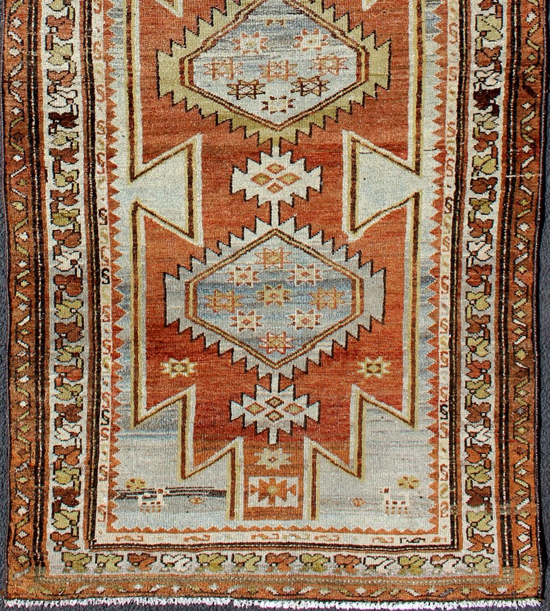 Alfombra persa antigua Hamedan de color naranja quemado con medallones tribales, alfombra gng-4742, país de origen / tipo: Irán / Hamedan, hacia 1920

Esta antigua alfombra persa de galería Hamedan (de principios del siglo XX) presenta una mezcla