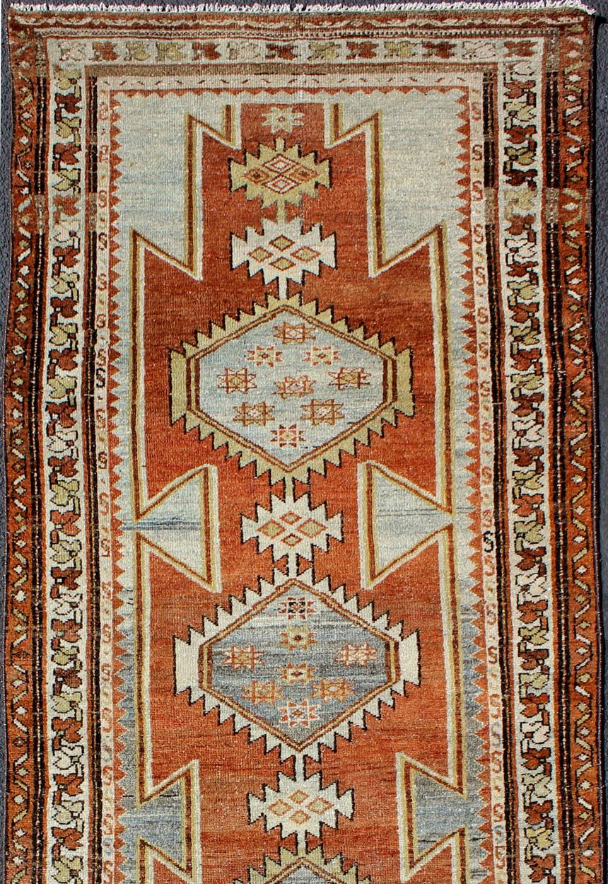 Antiker persischer Hamedan-Läufer mit Stammesmedaillons in gebranntem Orange (Stammeskunst) im Angebot