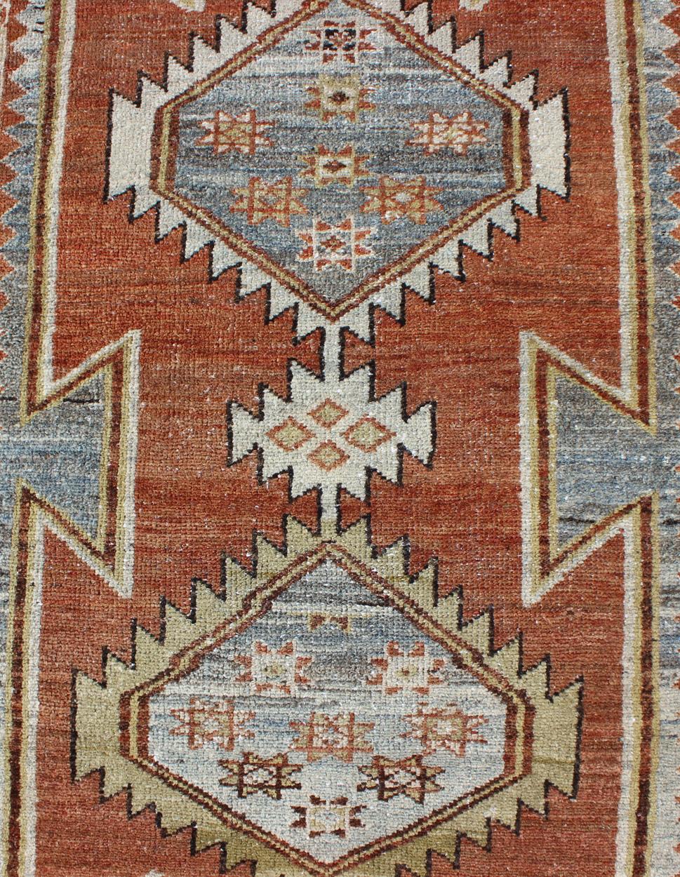 Traves de Mesa Persa Antiguo Hamedan Naranja Quemado con Medallones Tribales en Excelente estado para la venta en Atlanta, GA